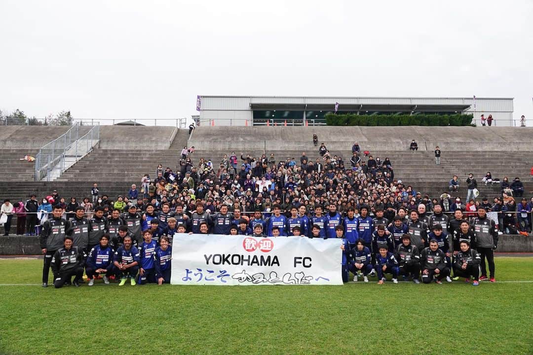 横浜FCさんのインスタグラム写真 - (横浜FCInstagram)「- 和歌山上富田キャンプ最終日。一次キャンプ全日程が終了しました。大きな怪我人や体調不良も出ることなく、素晴らしいキャンプとなりました。最後は練習見学に訪れてくれた皆さんとパチり📷 上富田の皆様、ありがとうございました！ - #YOKOHAMAFC #横浜FC #HAMABLUE #HAMAPRIDE #jleague #上富田スポーツセンター」1月25日 13時48分 - yokohamafc_official