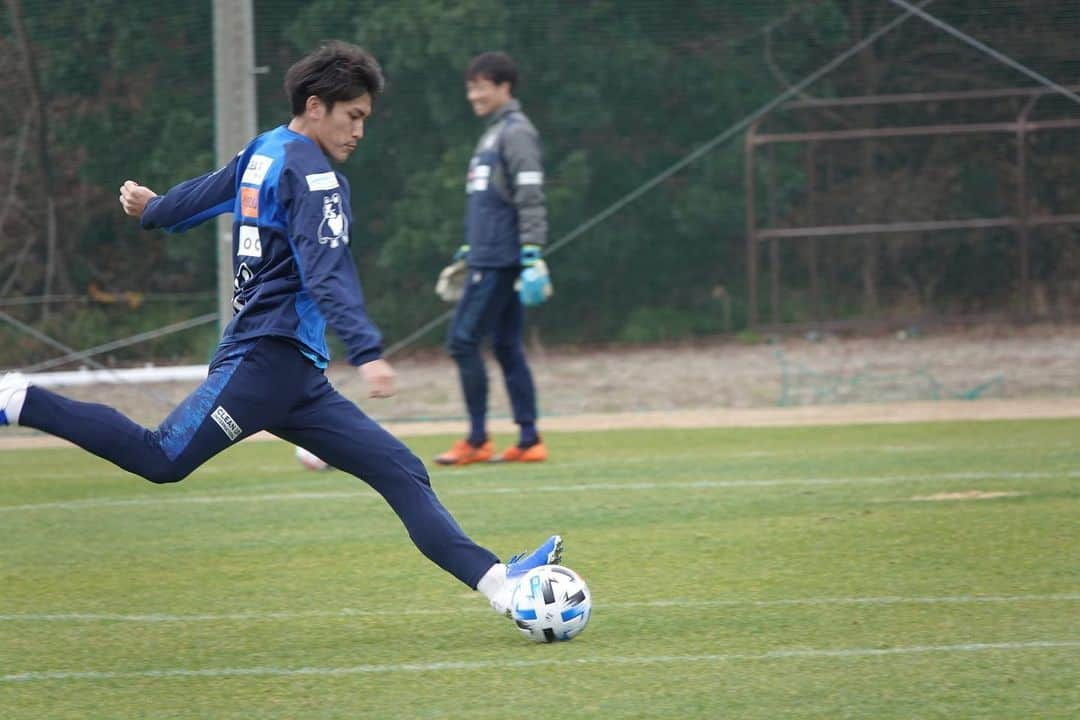 横浜FCさんのインスタグラム写真 - (横浜FCInstagram)「- 和歌山上富田キャンプ最終日。一次キャンプ全日程が終了しました。大きな怪我人や体調不良も出ることなく、素晴らしいキャンプとなりました。最後は練習見学に訪れてくれた皆さんとパチり📷 上富田の皆様、ありがとうございました！ - #YOKOHAMAFC #横浜FC #HAMABLUE #HAMAPRIDE #jleague #上富田スポーツセンター」1月25日 13時48分 - yokohamafc_official