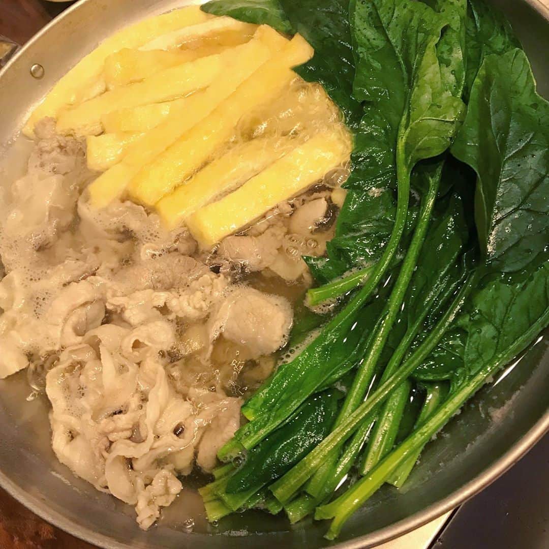 青山恭子さんのインスタグラム写真 - (青山恭子Instagram)「. 一昨日の寒〜い夜は… 「arikoの食卓〜もっと食べたい〜」から 「白だしベースの常夜鍋」にしました🥘 準備も、ほうれん草を洗う、油抜きした油揚げを1.5cmくらいに切る、それだけ🎵 なのに、めっちゃくちゃ美味しーーーいっ🤎💛💚 ホントに美味しすぎたし、家族からのリクエストもあり、翌日である昨晩も😅 美味しい〆のうどんを食べてもまだお腹にスペースが…🐷💦 うどんのストックがもう無かったので、お餅を入れて雑煮風にしてみたら、大正解の大満足😋 常夜鍋を調べてみたら、毎晩でも美味しく食べれる鍋❤︎との事。 うんうん、納得〜😎 明日もまた寒い予報… また常夜鍋でもいいかも〜😍 . . . #常夜鍋 #白だしベースの常夜鍋 #arikoの食卓もっと食べたい #2日連続でも飽きない #準備も楽ちん #うどんもいいけどお餅もね #詳しくはp92 #aokyonごはん」1月25日 13時56分 - aokyon27
