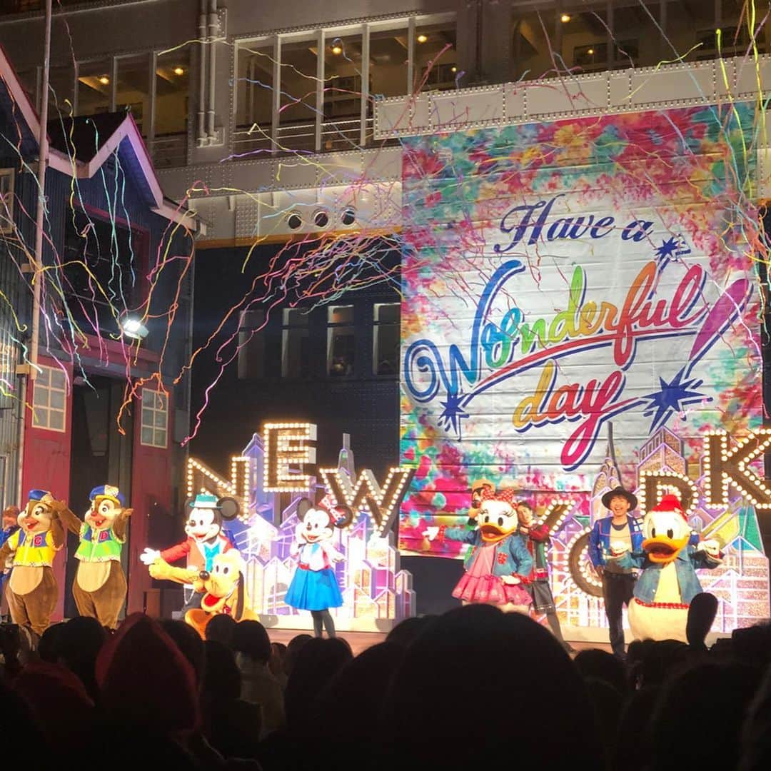西村季里子のインスタグラム：「・ 誕生日当日は、 ディズニーシーで過ごした🐭🎢💛 といっても、パークインしたのは 15時すぎてた🙉🙉🙉 そしてこの日オープンが19時まで🙈🙈🙈 でもいいの。少しでもいたかったの。 誕生日シールももらって、 もううっきうきだった💗💗💗 みんながわたしをお祝いしてた(違うよ) アメリカンウォーターフロントでやってる ハローニューヨークのショー はじめて観れた〜かわいかった〜🥺💖 しかもキャラクター達が席まできてくれるから ハイタッチしまくり🙌🏻🙌🏻🙌🏻 #ディズニー#ディズニーシー#シー #disney #disneysea #disneyparks  #ミッキー#ミニー#キャラクター #誕生日#誕生日ディズニー#バースデー  #主役#ピクサー#ピクサープレイタイム  #アメリカンウォーターフロント  #ハローニューヨーク#ショー #ダッフィー #ハートウォーミングデイズ  #follow#followｍe」