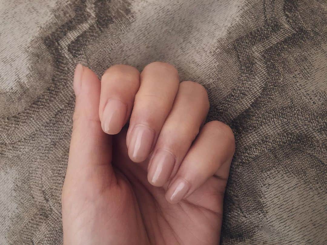 永田レイナさんのインスタグラム写真 - (永田レイナInstagram)「オツメ。 撮影があるのでシンプルに。 自爪に近いベージュを 絶妙な透明度で作っていただきました。 ヌーディカラーは指が綺麗に見えるので好きです。 . . #nail #シンプルネイル #ベージュネイル #ヌーディーネイル」1月25日 14時00分 - reina_nagata