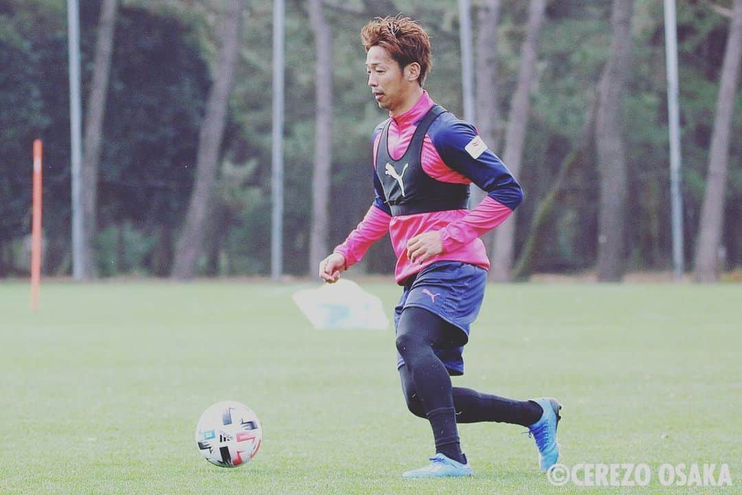 清武弘嗣のインスタグラム：「@cerezo_osaka  毎日いい刺激を受けながら！ 楽しく😊✨ . #newshoes #adidas #青」