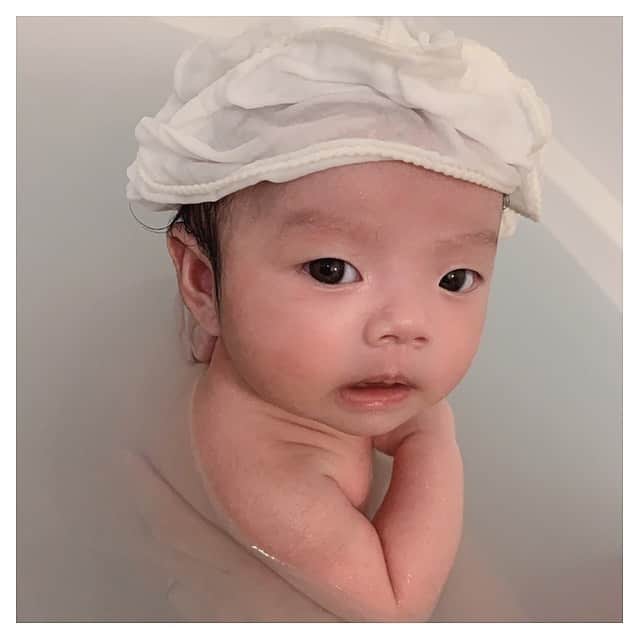 土屋美穂のインスタグラム：「. . 娘のお風呂シリーズが可愛すぎて 可愛すぎて可愛すぎて可愛すぎて たまらない 😂😭💓 親バカ 😂😭笑 . . #赤ちゃん #麦ちゃん #むぎちゃん #お風呂 #baby #女の子」