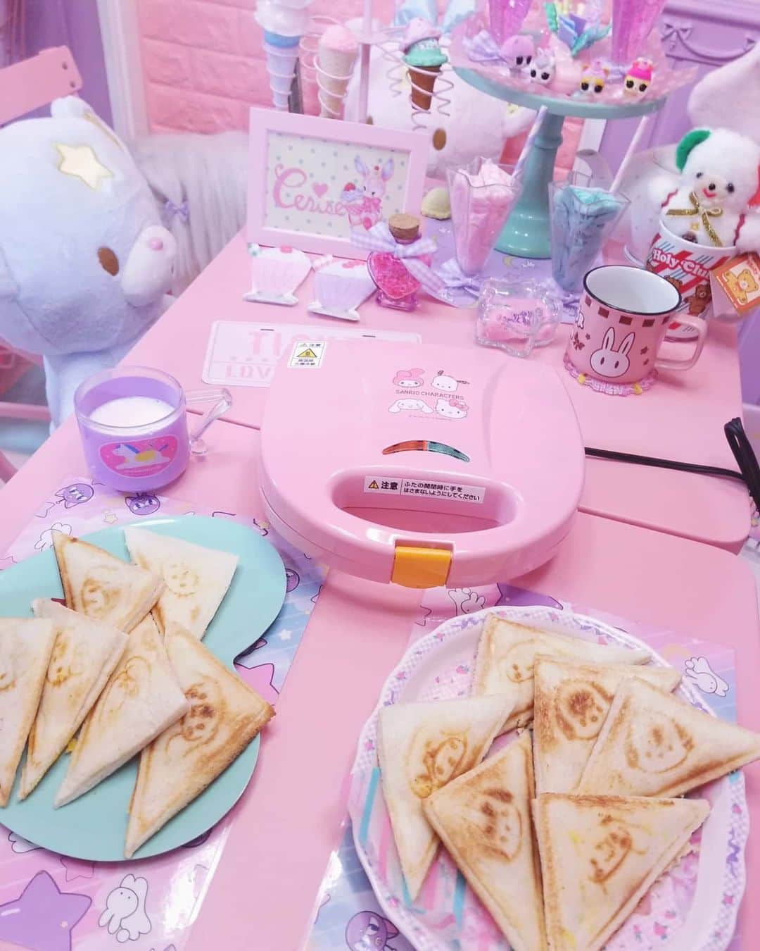 まろんちゃんさんのインスタグラム写真 - (まろんちゃんInstagram)「きょうのおひる🎀  #fancytoy#vintagetoys #pinkroom#kidsroom#ファンシー#ゆめかわ#パステル#ビンテージトイ#キッズルーム #子供部屋 #ピンクルーム#ピンク部屋#ゆめかわいい#myroom#おもちゃ部屋#cerise#チェリーズ#キッチン#ダイニング#サンリオ#サンリオくじ#キキララ#ホットサンドメーカー」1月25日 14時15分 - fancy_maronchan