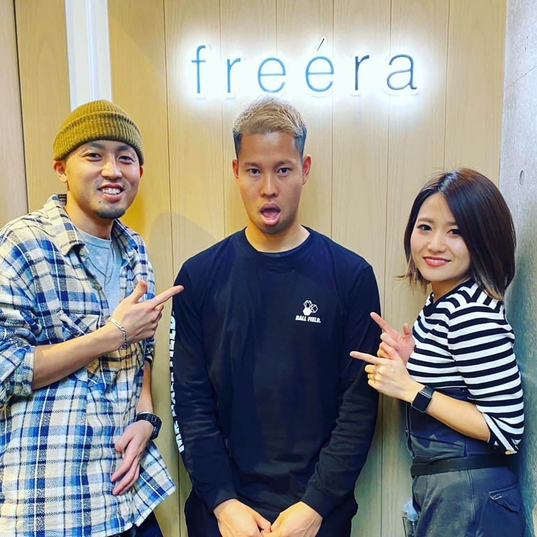 マキヒカのインスタグラム：「. . あけましておめでとう⛩freera表参道🌈🌈初めての表参道店🤩渋谷店で今まで9本程動画撮ってきました頭皮とのデュエルシリーズも、遂に本店の表参道店へ😈😈広すぎてスタッフも多くてソワソワしちゃった❤️❤️動画お楽しみに🤡楽しみな人RT🥦あやさん、りょうすけ君ありがとうございました😎⚡️ . #アゴ外れたんか #オレ顔色どした #松崎しげると繋がりたい #表参道オシャレすぎた #歩いてる人全員私オシャレでしょみたいな顔しとった #freera #freera表参道　#freera渋谷 @aaaaayaaaaa11  @ryosk.07」
