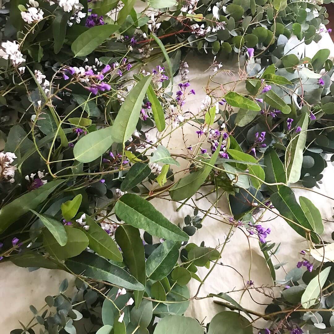 渡辺有子のインスタグラム：「2/15(土)より、FOOD FOR THOUGHT上原店/西荻店にて、陶芸家 伊藤環さんの個展を開催します。 2/16(日)には西荻店にて、フラワースタイリスト平井かずみさんをお招きしてスペシャルなイベントが決定しました！ 伊藤環さんの新作の器に花生けをするワークショップです。  伊藤環さん、平井かずみさん「FOOD FOR THOUGHT」ディレクター渡辺有子の3人でアイデアを出し合った形は 花器としてだけではなく、料理にも使える八寸ほどの大きな深鉢。形にはシャープさもありながら、植物や料理の有機物をやさしく受けとめる温かみのある釉薬がかかります。ご参加の皆様には、この器に花生けをしてい頂きます。  ワークショップは6名と少人数制になりますので、平井かずみさんに花生けのバランスやあしらいなど、 しっかりと聞くことができ、ゆっくりと草花と触れ合って頂けます。また、当日は伊藤環さんもいらっしゃいますので 器のお話もいろいろとして頂こうと思います。そして、ワークショップ後には、渡辺有子がお菓子とお茶をお出しします。  器付きのワークショップとなります。（器は皆さま同じ形となります。花材はお持ち帰り頂きます）  会費：19,000円 (器代、花材、お菓子、お茶） 時間：11:00-13:00/ 14:30-16:30 場所：西荻店：東京都杉並区西荻北2-9-15 豊栄西荻マンション113  お申込方法（全文をご確認、ご同意の上、お申し込みください）　 下記アドレス宛にお願いします。 mail@520fft.com (担当・久米)  メールの件名欄に、「お名前/ご希望時間」をご記入ください。 本文には以下の項目をお願いします。 ①お名前 ②ご住所 ③お電話番号(携帯電話) ご希望時間(可能な場合は第2希望もお書きください) 尚、複数でのご参加希望の際は、全員分のお名前と記入事項を全てご記入ください。  お申し込みされた全ての方に、4日以内に返信致します。 その際、クレジット決済のご案内をお送りさせて頂きますので、受信日から3日以内にお手続きをお願いします。 クレジット決済をもって、ご予約完了となります。期日を過ぎますと、お申し込みが無効となりますのでご了承ください。 パソコンからのメール受信が可能なアドレスをご使用ください。（お申し込み後、こちらから返信がない場合はお手数ですが メールにて再度、お問い合わせください）  お支払後にキャンセルはできません。理由の如何に関わらず、払い戻しはできませんので予め、ご了承くださいませ。 (お客様からお預かりした個人情報は、弊社にて厳重に管理致します)  皆さまのご参加をお待ちしております。  伊藤環　個展 会期：2020/2/15(土)〜21(金) 上原店：東京都渋谷区上原2-33-4(月曜、火曜定休) 西荻店：東京都杉並区西荻北2-9-15豊栄西荻マンション113(火曜、水曜定休) 営業時間：11:00〜19:00 作家在店：2/15(土)上原店、2/16(日)西荻店」