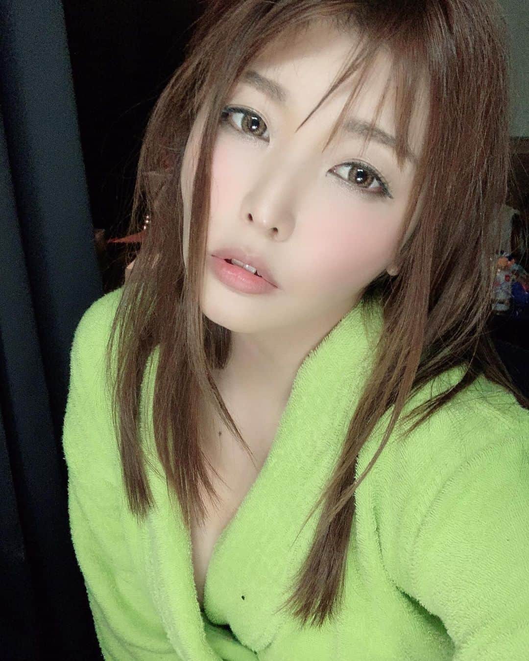 新村あかりのインスタグラム：「先日はグローリーさんで撮影でした！ このぐちゃぐちゃ感で想像して💕」
