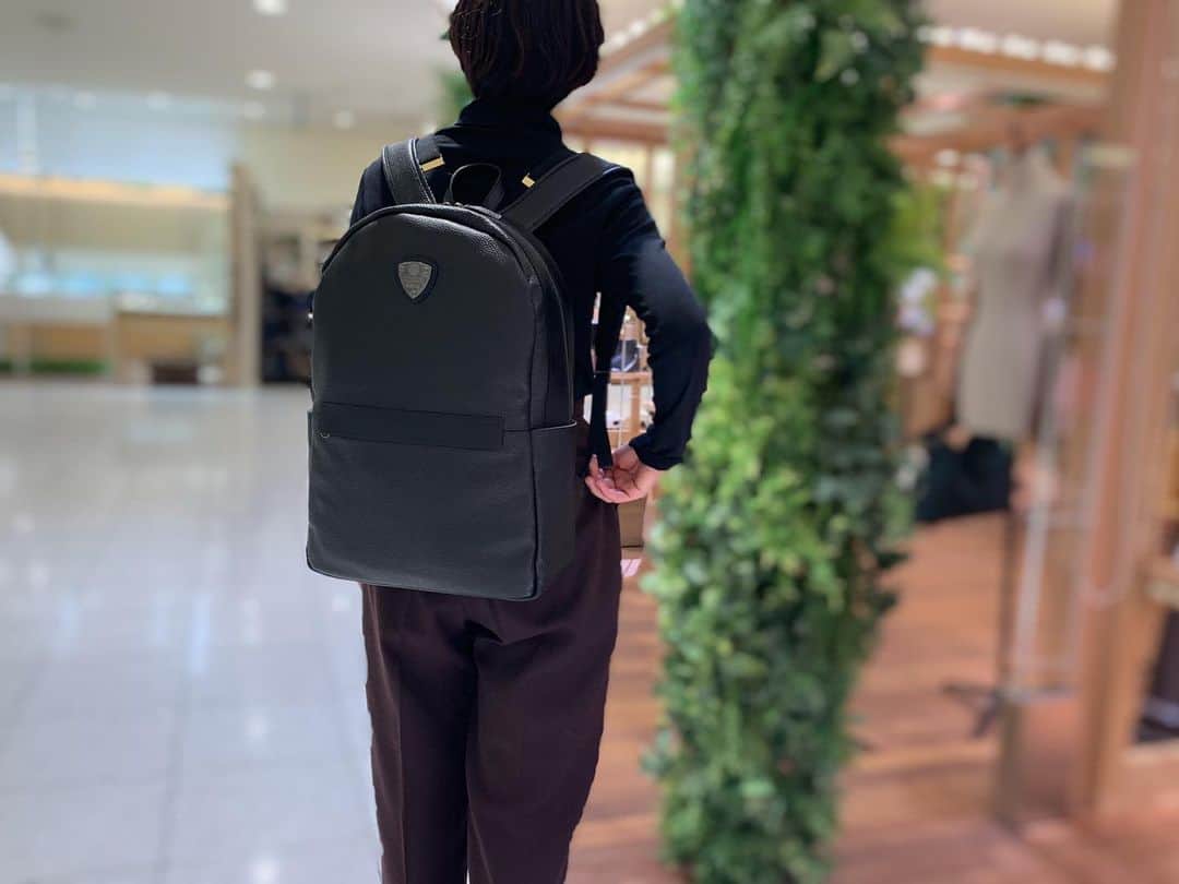 ATAO(アタオ)さんのインスタグラム写真 - (ATAO(アタオ)Instagram)「大容量バッグが再入荷🔶第1弾🔶﻿ 『シャトル』﻿ 雨の日にも持ちやすいのが嬉しい😆﻿ 防水レザーバッグ‼️﻿ かっこ良いビジネススタイルにしか合わないのでは⁉️﻿ と思われるかもしれませんが、﻿ 女性らしいスカートスタイルにも﻿ カラーアイテムにもマッチします❤️✨﻿ ﻿ ぜひ、合わせてみてください♬﻿ ﻿ シャトル ¥56,000+tax﻿ ﻿ ﻿ #ATAO#アタオ#atao#神戸ブランド#kobe﻿ #レザー#職人の手作業﻿ #シャトル#スペースシャトル﻿ #ユニセックス#防水レザーリュック﻿ #リュック﻿ #デザイナーズセレクトシリーズ﻿ #ATAOのデザイナーが自分で持ちたいものを自由にデザインするシリーズ﻿ #しなやかさと丈夫さのある革﻿ #大容量なのに795g﻿ #ファッションにエンターテイメントを﻿ #ataoland﻿ #神戸国際会館SOLアタオランド店・地下1階﻿ #小田急百貨店新宿店・本館2階﻿ #有楽町マルイ店・1階﻿ #ジョイナス横浜店・地下1階﻿ #松坂屋名古屋店・南館地下2階﻿ #大丸梅田店・4階﻿ ﻿ ﻿ 【問い合わせに】﻿ ●オンラインショップの在庫状況に関して﻿ →オンライン窓口へ﻿ ●店舗の在庫状況に関して﻿ →各店舗へ﻿ お手数ですが、よろしくお願い致します。」1月25日 14時35分 - atao.kobe