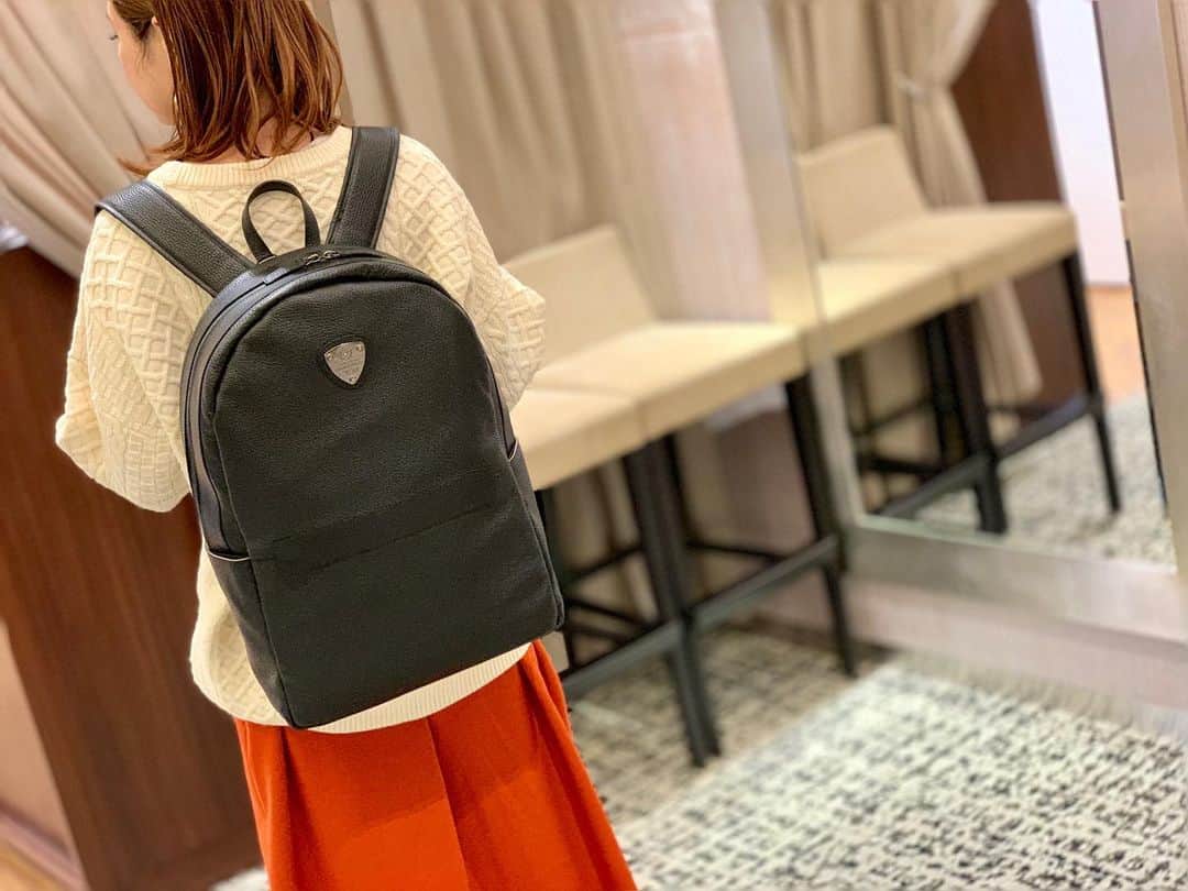 ATAO(アタオ)さんのインスタグラム写真 - (ATAO(アタオ)Instagram)「大容量バッグが再入荷🔶第1弾🔶﻿ 『シャトル』﻿ 雨の日にも持ちやすいのが嬉しい😆﻿ 防水レザーバッグ‼️﻿ かっこ良いビジネススタイルにしか合わないのでは⁉️﻿ と思われるかもしれませんが、﻿ 女性らしいスカートスタイルにも﻿ カラーアイテムにもマッチします❤️✨﻿ ﻿ ぜひ、合わせてみてください♬﻿ ﻿ シャトル ¥56,000+tax﻿ ﻿ ﻿ #ATAO#アタオ#atao#神戸ブランド#kobe﻿ #レザー#職人の手作業﻿ #シャトル#スペースシャトル﻿ #ユニセックス#防水レザーリュック﻿ #リュック﻿ #デザイナーズセレクトシリーズ﻿ #ATAOのデザイナーが自分で持ちたいものを自由にデザインするシリーズ﻿ #しなやかさと丈夫さのある革﻿ #大容量なのに795g﻿ #ファッションにエンターテイメントを﻿ #ataoland﻿ #神戸国際会館SOLアタオランド店・地下1階﻿ #小田急百貨店新宿店・本館2階﻿ #有楽町マルイ店・1階﻿ #ジョイナス横浜店・地下1階﻿ #松坂屋名古屋店・南館地下2階﻿ #大丸梅田店・4階﻿ ﻿ ﻿ 【問い合わせに】﻿ ●オンラインショップの在庫状況に関して﻿ →オンライン窓口へ﻿ ●店舗の在庫状況に関して﻿ →各店舗へ﻿ お手数ですが、よろしくお願い致します。」1月25日 14時35分 - atao.kobe
