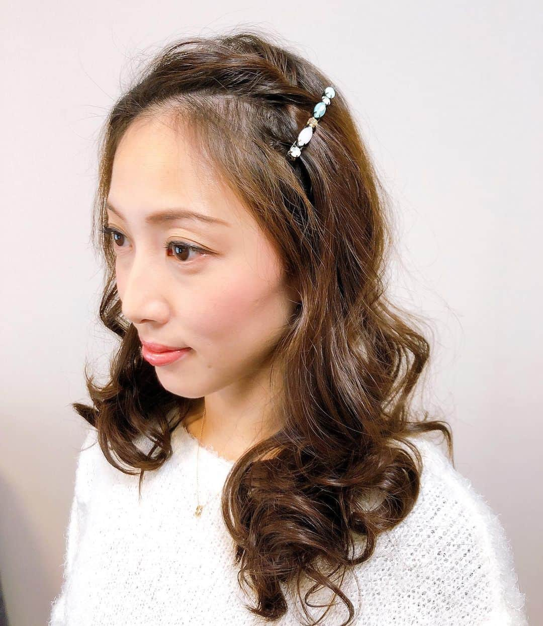 花蝶しほさんのインスタグラム写真 - (花蝶しほInstagram)「#acca #アッカ #ヘアアレンジ #という程 #何もしてないけどw #ねじねじして #前髪を #バレッタで #留めてみました #久しぶりに #ぐるんぐるんに #巻いてみたよ」1月25日 14時46分 - s1h0i1h2o