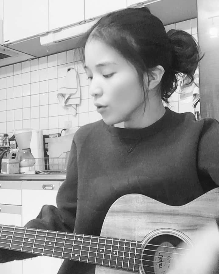 仮谷せいらのインスタグラム：「#仮谷テイラーを弾く  という訳で、下手くそですが練習動画🎸 大好きな #taylorswift  の #weareneverevergettingbacktogether  です🐶」