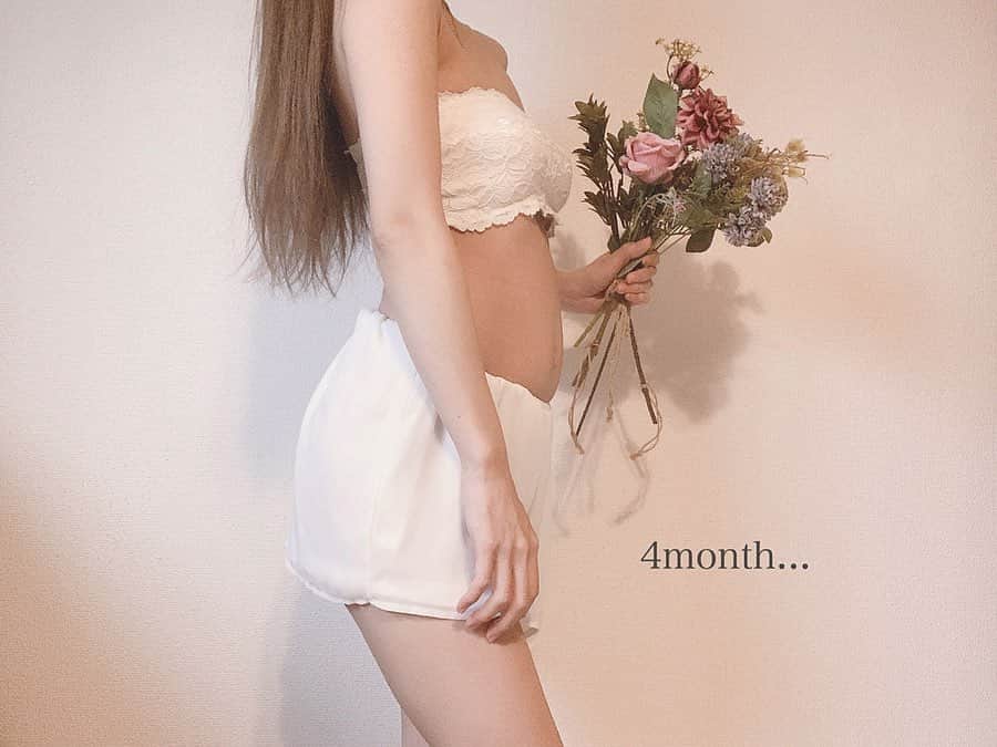 さっぴちゃんのインスタグラム：「♡. 𝐁𝐚𝐛𝐲... . . 少しポッコリしてきました🤰♡♡♡ . 体重は今のところ、プラス1.5kgで あかりの時はもうこの頃結構 増量してたから、いいペースかな☺️❤︎ . . 昨日の検診でも、物凄く元気に 動いてて、そんなに壁にぶつかって 大丈夫かと😂𓏲心配になるくらいだったけど 確かあかりもそんな感じだった気が👶🏼🎀 . . 貴重な妊婦期間🤰楽しく過ごそう♡ . . 昨日もらった4Dエコー❤︎❤︎❤︎ 横向いてちゅぱちゅぱしてるの 可愛すぎて、早く会いたいぞ〜♡ . . ………………………………(♡)……………………………… . .」