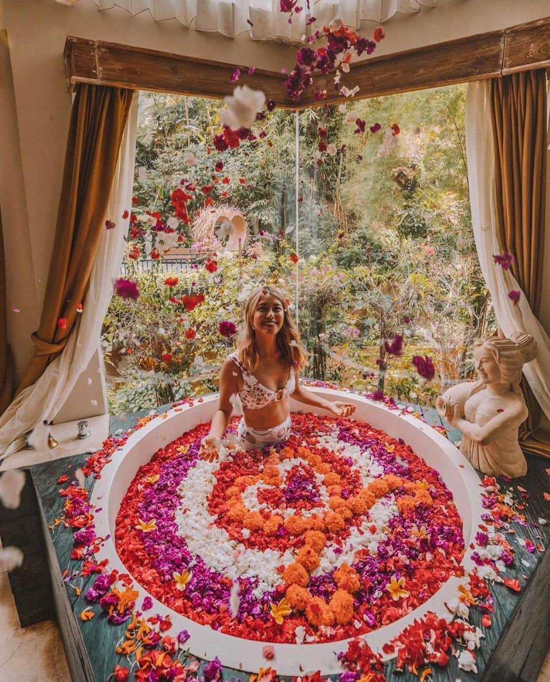 のインスタグラム：「Have a beautiful weekend 🌺 素敵な週末をお過ごしください✨ . . . 📷 @connieandluna . . . . #bali #ubud #yoga #yogamat #travel #バリ島 #ウブド #ヨガ #トラベル #旅行 #ヨガマット #ライフスタイル #インドネシア #女子力アップ #海外旅行」