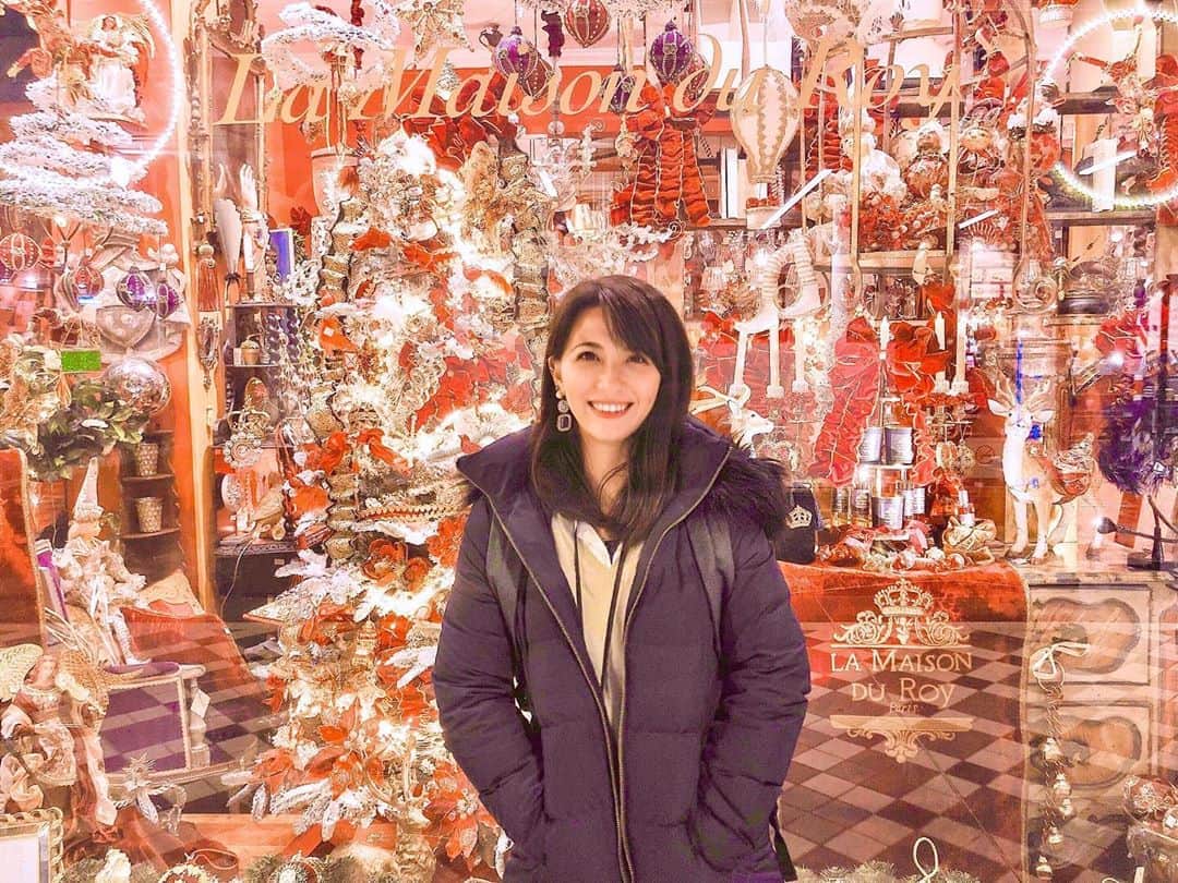 矢部あやのインスタグラム：「パッサージュの中にあったクリスマス屋さん？ パリは日本と違って1月の1週目くらいまでクリスマスなんです。 オーナメントとかたくさん飾ってあってとても綺麗でした。 ・ #paris #parischristmas #フランス旅行」
