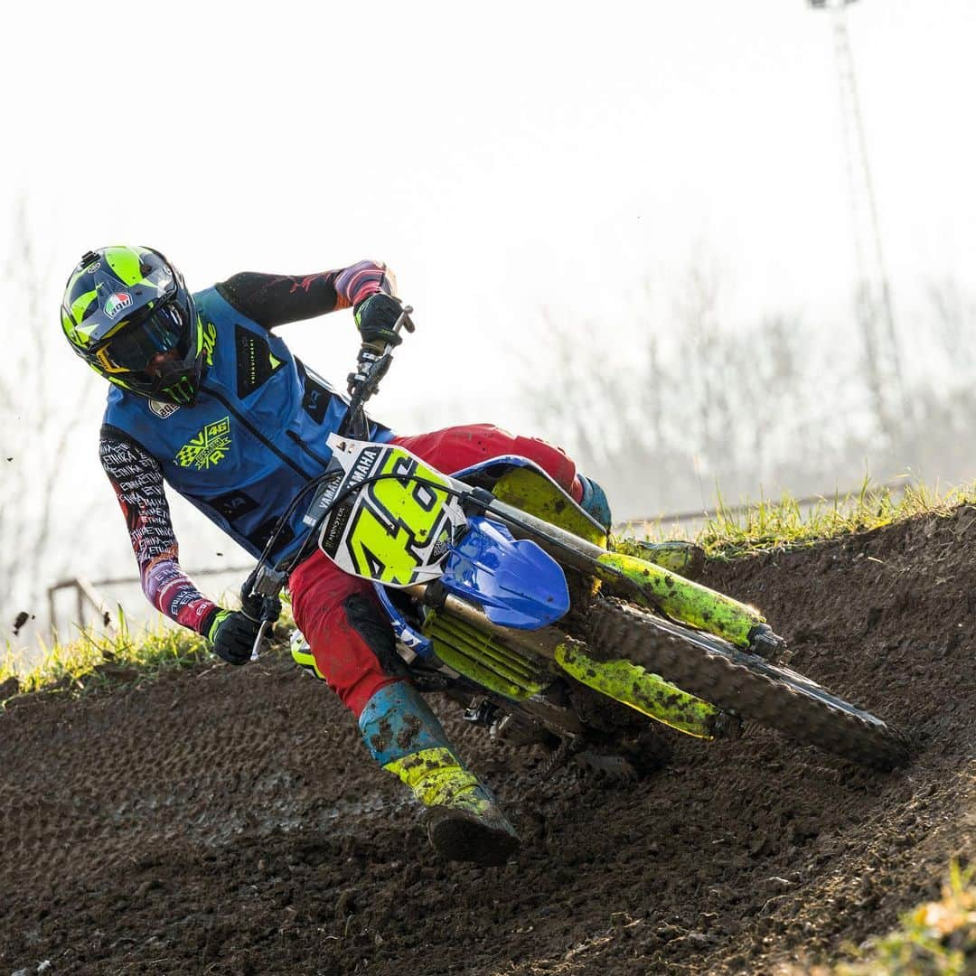 バレンティーノ・ロッシさんのインスタグラム写真 - (バレンティーノ・ロッシInstagram)「Muddy MX training at the Fratte motocross track with the @vr46ridersacademyofficial 📸 by @camilss」1月26日 1時34分 - valeyellow46