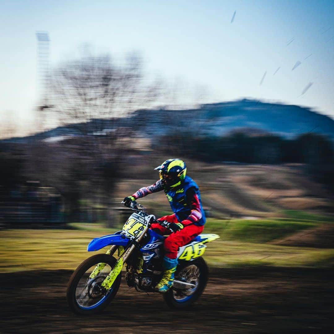 バレンティーノ・ロッシさんのインスタグラム写真 - (バレンティーノ・ロッシInstagram)「Muddy MX training at the Fratte motocross track with the @vr46ridersacademyofficial 📸 by @camilss」1月26日 1時34分 - valeyellow46