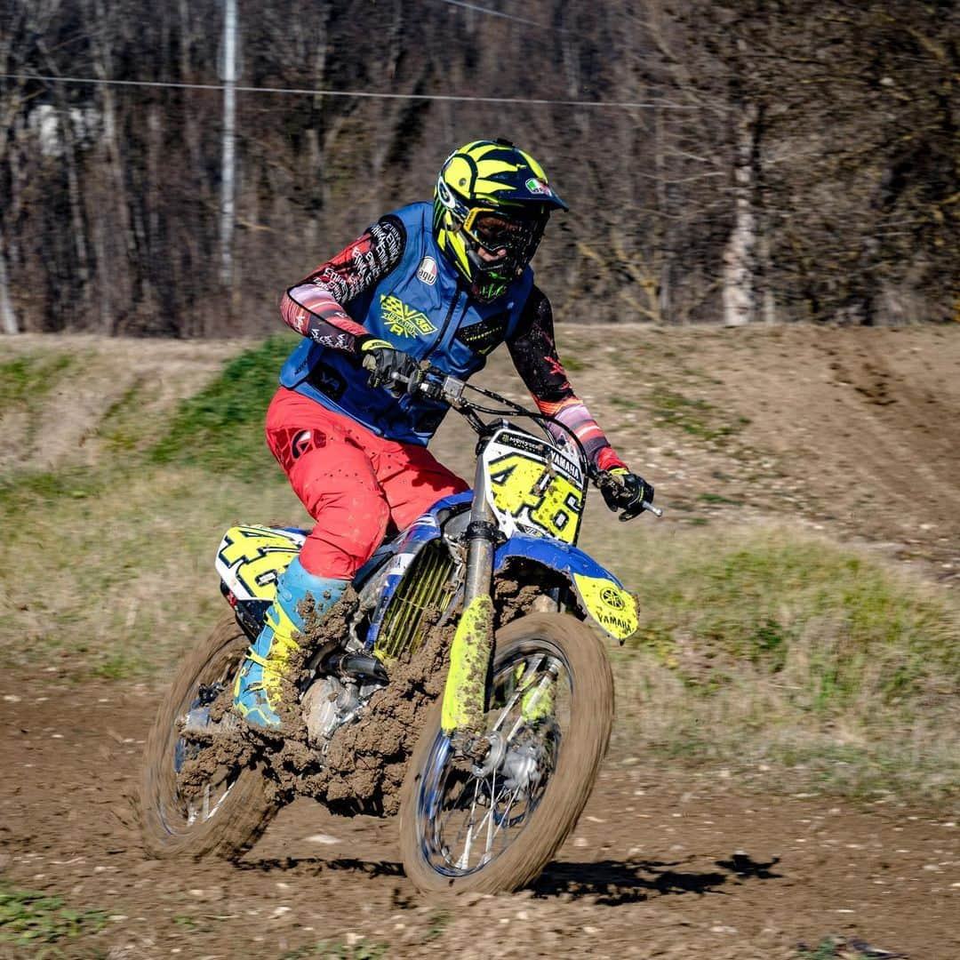 バレンティーノ・ロッシさんのインスタグラム写真 - (バレンティーノ・ロッシInstagram)「Muddy MX training at the Fratte motocross track with the @vr46ridersacademyofficial 📸 by @camilss」1月26日 1時34分 - valeyellow46