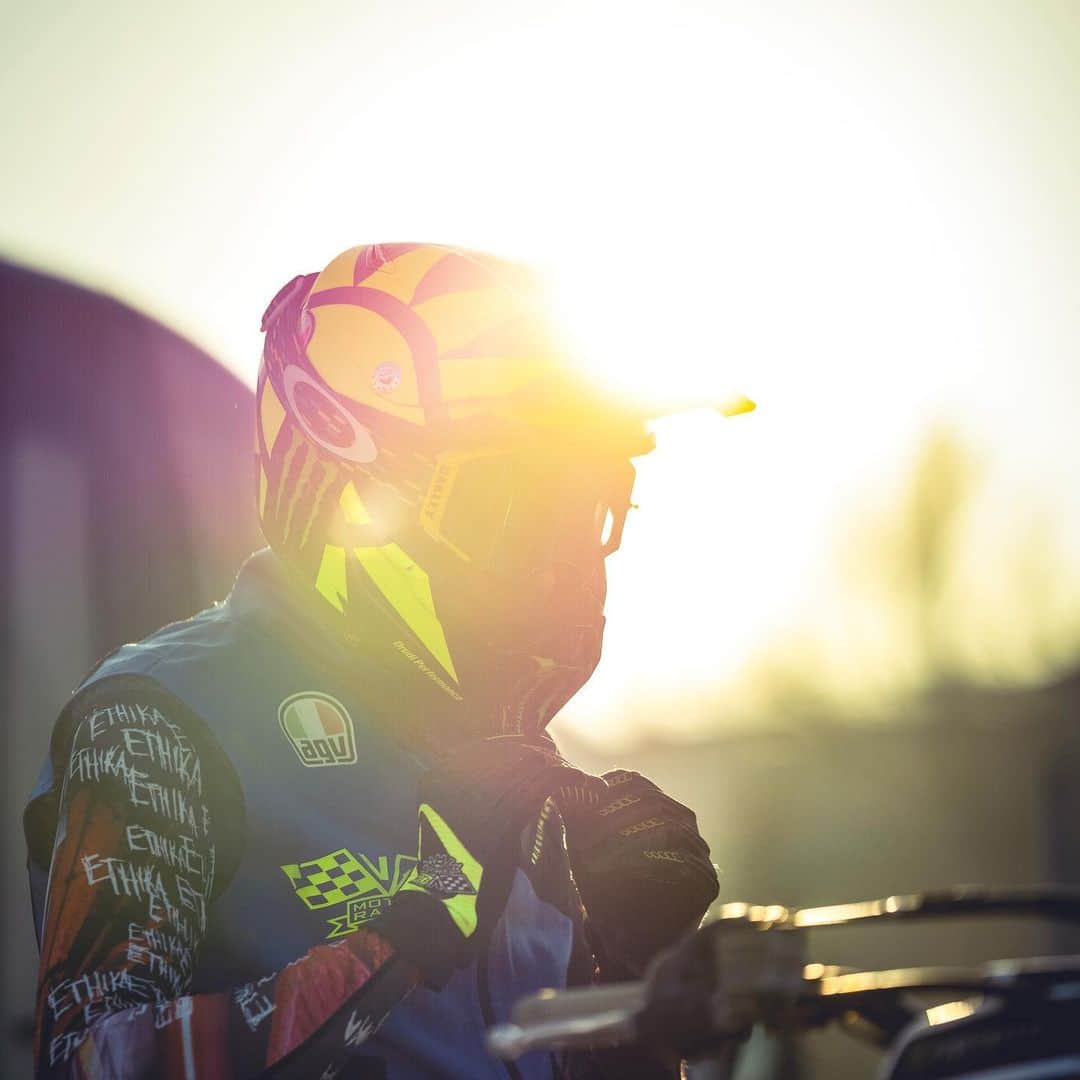 バレンティーノ・ロッシのインスタグラム：「Muddy MX training at the Fratte motocross track with the @vr46ridersacademyofficial 📸 by @camilss」