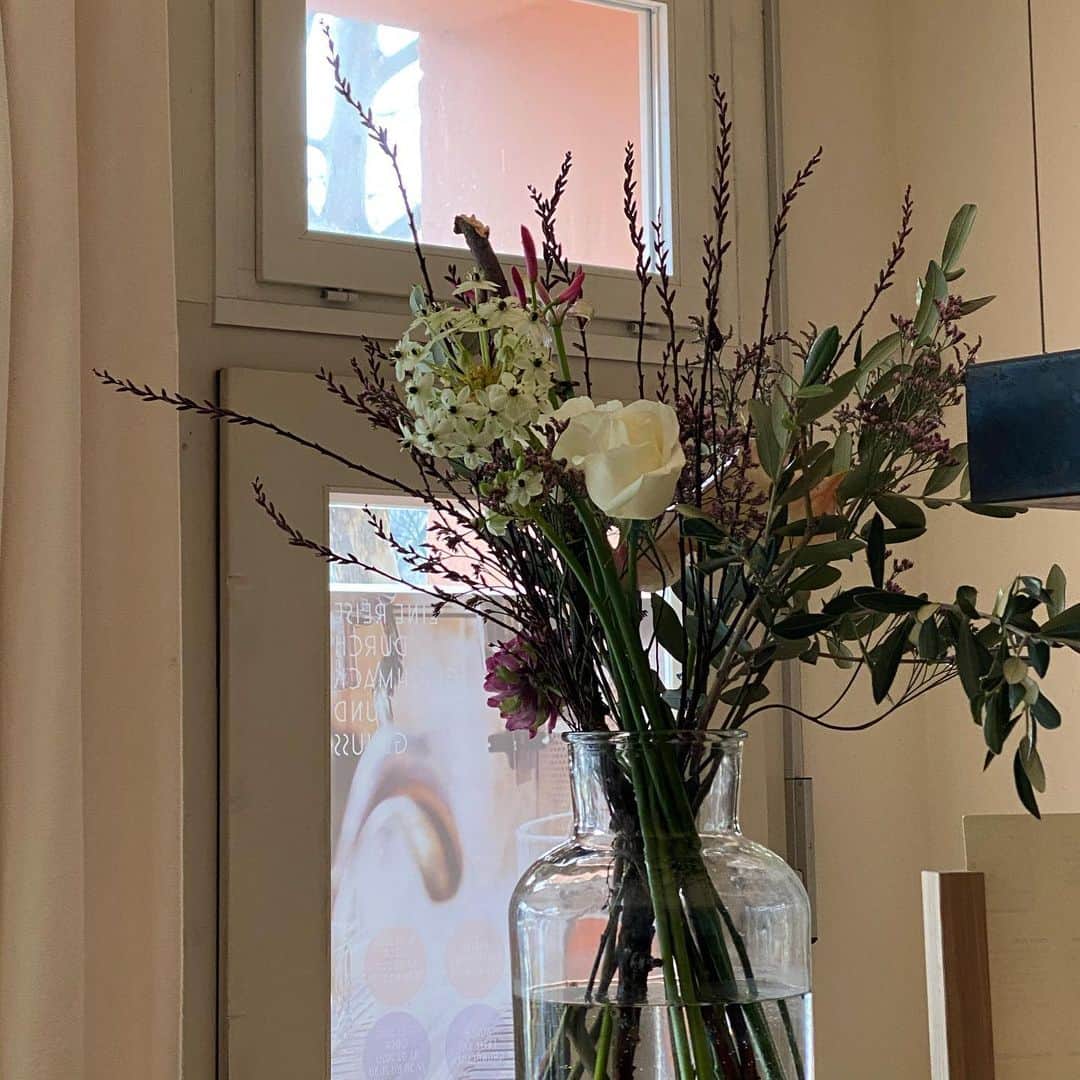 FashionMuggingさんのインスタグラム写真 - (FashionMuggingInstagram)「For the love of simple bouquets #saturday #café #placetobe」1月26日 1時35分 - jessss.ab