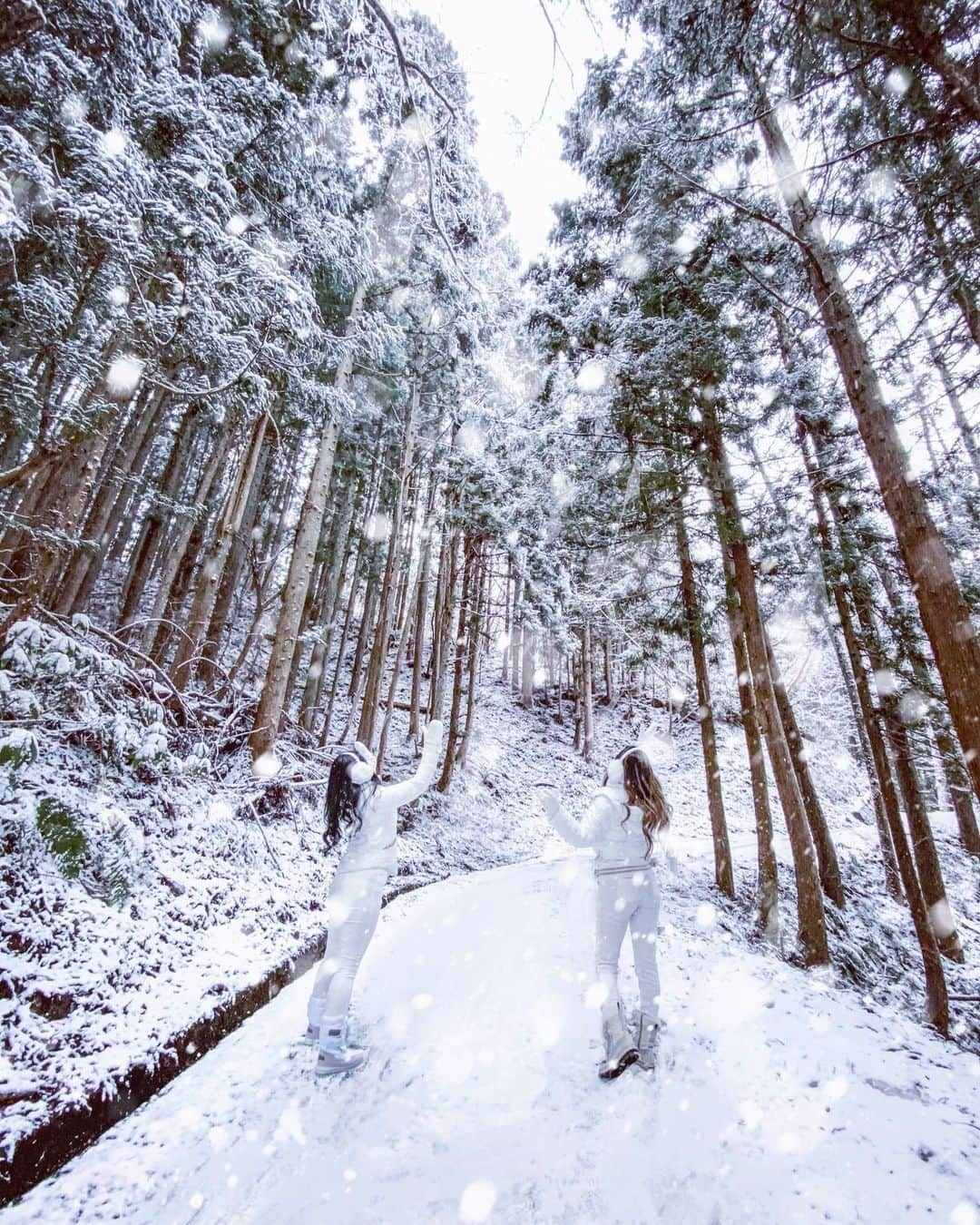 AYAMEさんのインスタグラム写真 - (AYAMEInstagram)「#bff#whiteonwhite#photogenic#genic_nagano#snowdays#snowphotography#wintervacation#winterfashion#twins#snowboots#longhair#blogger#bloggerlife#bloggerstyle#雪景色#雪山#photogenic#genic_nagano」1月26日 1時43分 - l.ayame