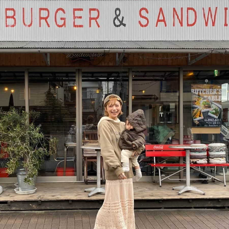 長谷川あやさんのインスタグラム写真 - (長谷川あやInstagram)「🍔🍔🍔 #butcherstable#baby#mama#令和ベイビー#生後8ヶ月#0歳#赤ちゃんのいる生活#新米ママ#女の子ママ#小夏のいる生活#親子コーデ#arholiday#アンティローザホリデー#arholiday_ootd#fashion#ootd#outfit#code#coordinate#style#ママコーデ#152せんちこーで#あや飯#小夏のいる生活 ・ ・ ・ ニーニャとランチ💃💓 @22nina77 ・ 小夏を笑わせるのが 上手いランキング1位は わたしを通り越してニーニャなの‼️笑 ほんとに大好きみたい🤣‼️ ・ 息継ぎなしでしゃべってたのに 全く話し足りなかった😂✌️💓 ・ このスカートは @arholiday のもので ZOZOTOWNにて本日 クーポン開催中だよ👧💭」1月26日 0時07分 - ayasuke_0516