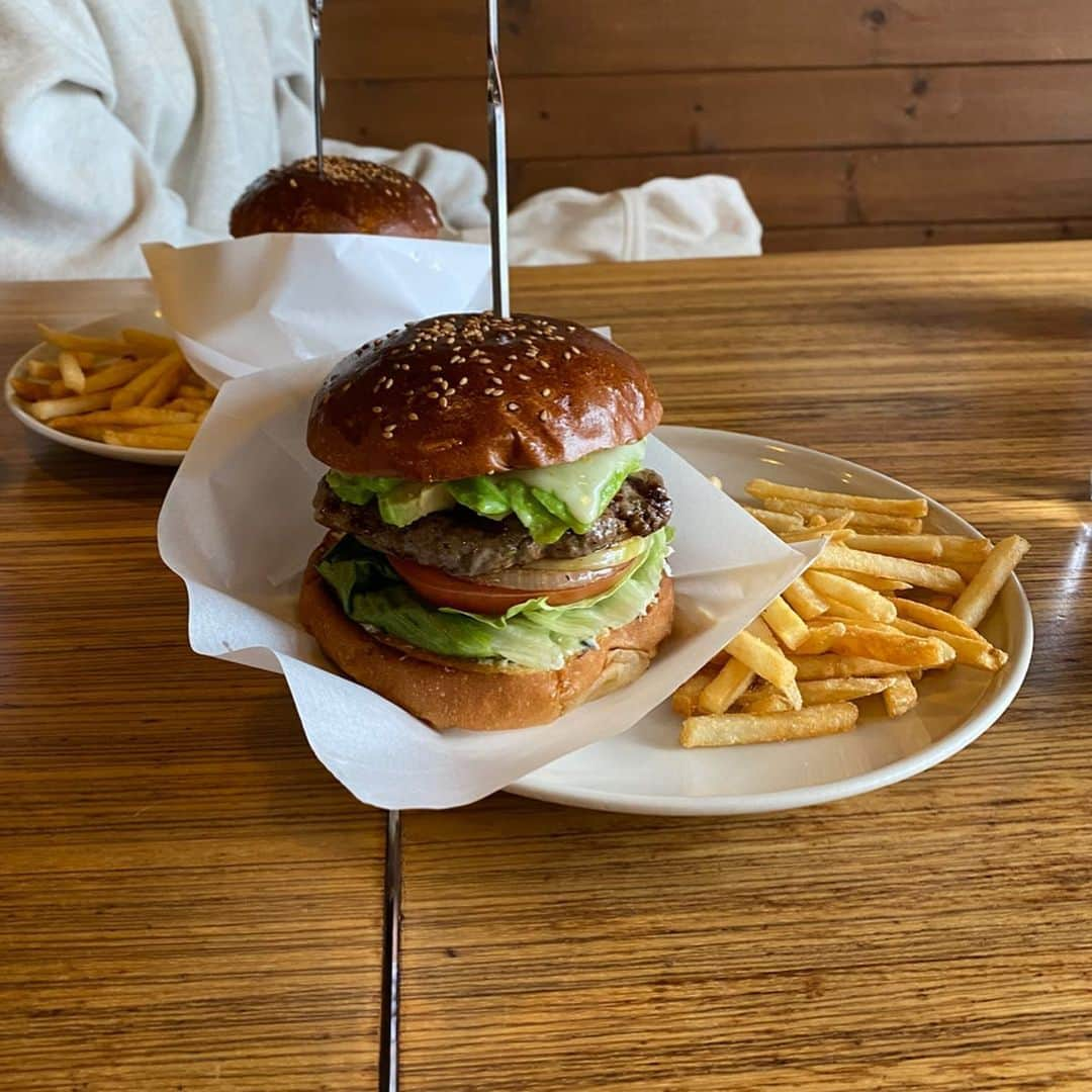 長谷川あやさんのインスタグラム写真 - (長谷川あやInstagram)「🍔🍔🍔 #butcherstable#baby#mama#令和ベイビー#生後8ヶ月#0歳#赤ちゃんのいる生活#新米ママ#女の子ママ#小夏のいる生活#親子コーデ#arholiday#アンティローザホリデー#arholiday_ootd#fashion#ootd#outfit#code#coordinate#style#ママコーデ#152せんちこーで#あや飯#小夏のいる生活 ・ ・ ・ ニーニャとランチ💃💓 @22nina77 ・ 小夏を笑わせるのが 上手いランキング1位は わたしを通り越してニーニャなの‼️笑 ほんとに大好きみたい🤣‼️ ・ 息継ぎなしでしゃべってたのに 全く話し足りなかった😂✌️💓 ・ このスカートは @arholiday のもので ZOZOTOWNにて本日 クーポン開催中だよ👧💭」1月26日 0時07分 - ayasuke_0516