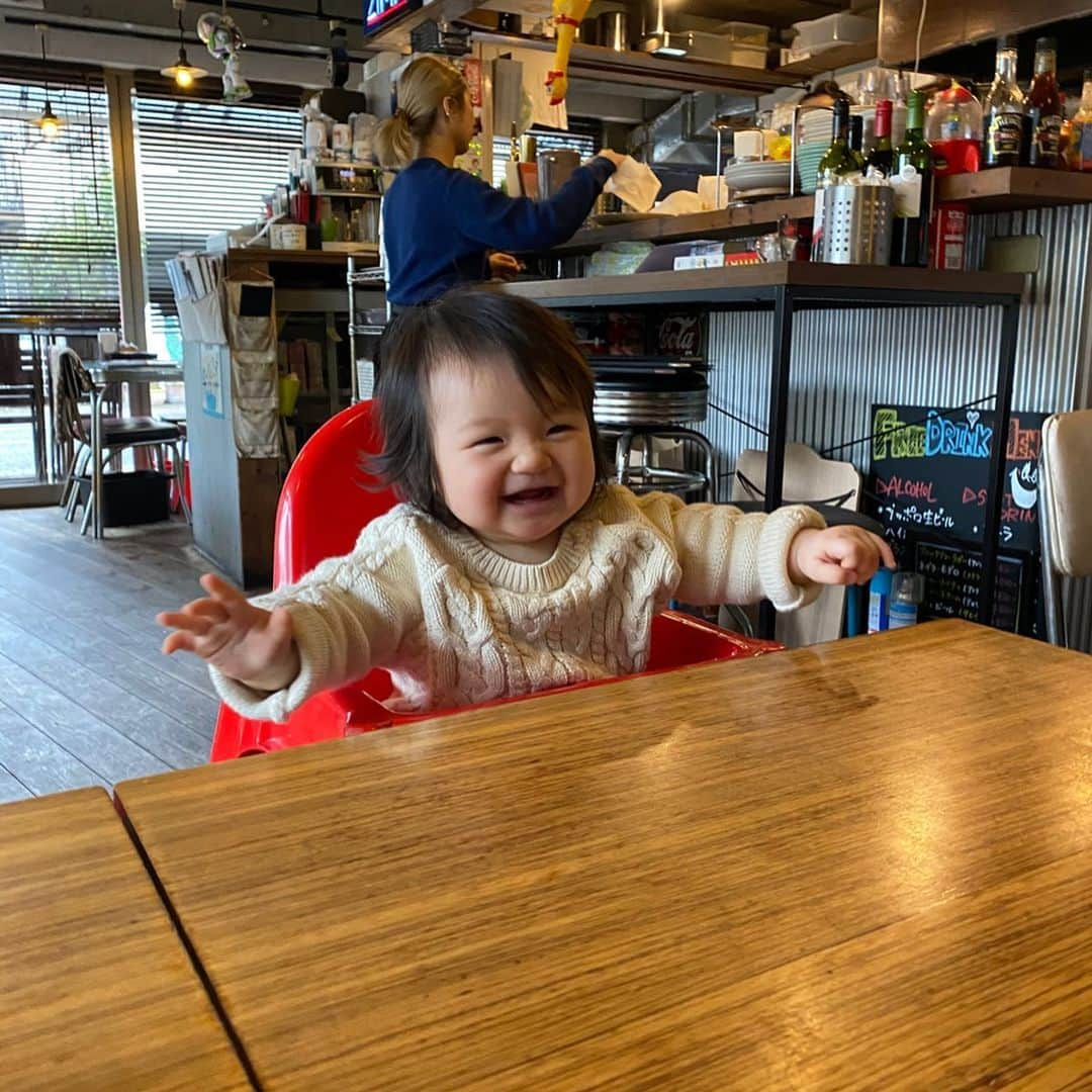 長谷川あやさんのインスタグラム写真 - (長谷川あやInstagram)「🍔🍔🍔 #butcherstable#baby#mama#令和ベイビー#生後8ヶ月#0歳#赤ちゃんのいる生活#新米ママ#女の子ママ#小夏のいる生活#親子コーデ#arholiday#アンティローザホリデー#arholiday_ootd#fashion#ootd#outfit#code#coordinate#style#ママコーデ#152せんちこーで#あや飯#小夏のいる生活 ・ ・ ・ ニーニャとランチ💃💓 @22nina77 ・ 小夏を笑わせるのが 上手いランキング1位は わたしを通り越してニーニャなの‼️笑 ほんとに大好きみたい🤣‼️ ・ 息継ぎなしでしゃべってたのに 全く話し足りなかった😂✌️💓 ・ このスカートは @arholiday のもので ZOZOTOWNにて本日 クーポン開催中だよ👧💭」1月26日 0時07分 - ayasuke_0516