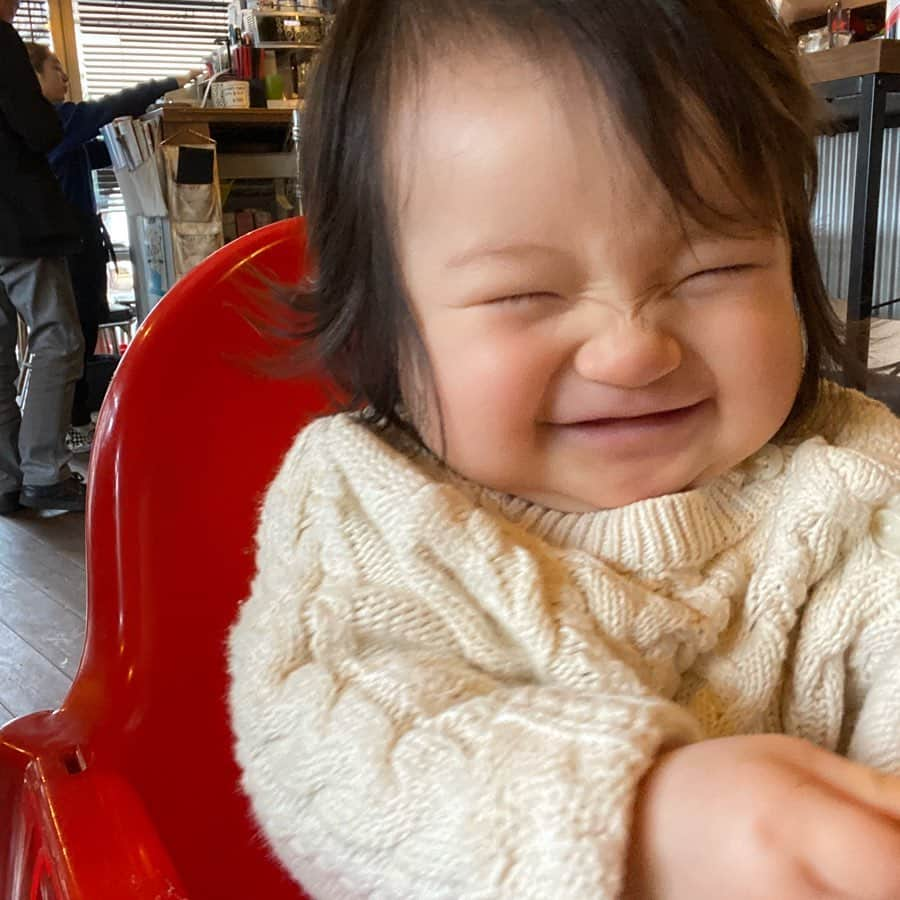 長谷川あやさんのインスタグラム写真 - (長谷川あやInstagram)「🍔🍔🍔 #butcherstable#baby#mama#令和ベイビー#生後8ヶ月#0歳#赤ちゃんのいる生活#新米ママ#女の子ママ#小夏のいる生活#親子コーデ#arholiday#アンティローザホリデー#arholiday_ootd#fashion#ootd#outfit#code#coordinate#style#ママコーデ#152せんちこーで#あや飯#小夏のいる生活 ・ ・ ・ ニーニャとランチ💃💓 @22nina77 ・ 小夏を笑わせるのが 上手いランキング1位は わたしを通り越してニーニャなの‼️笑 ほんとに大好きみたい🤣‼️ ・ 息継ぎなしでしゃべってたのに 全く話し足りなかった😂✌️💓 ・ このスカートは @arholiday のもので ZOZOTOWNにて本日 クーポン開催中だよ👧💭」1月26日 0時07分 - ayasuke_0516