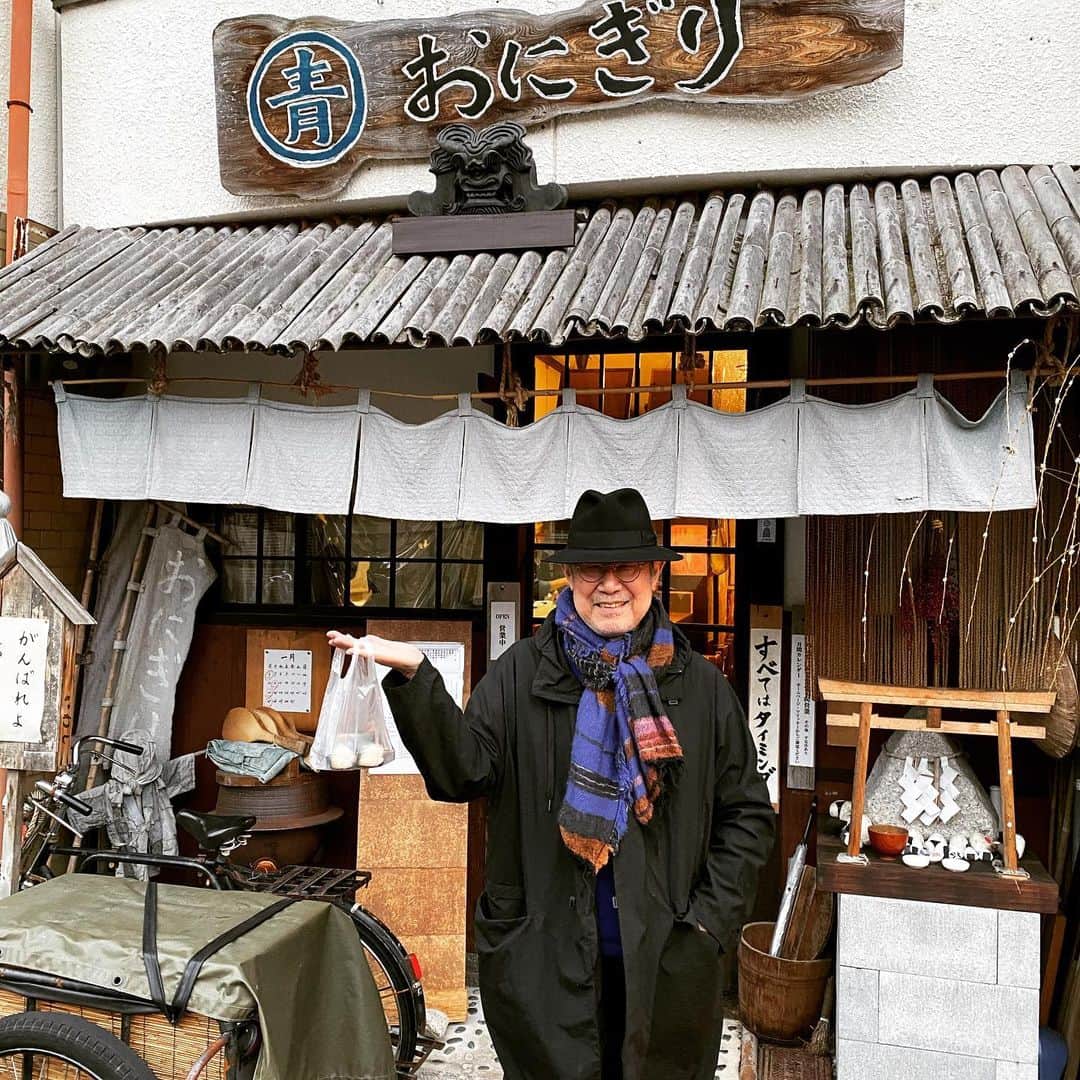 松本隆さんのインスタグラム写真 - (松本隆Instagram)「おかかと明太子。雅代ちゃんやもりわきさん、味覚のプロが買いに来るうわさのおにぎり屋。山下君のホホホ座もすぐ近く。本とおにぎりを買って、キミの京都散歩は完成。」1月26日 0時24分 - takashi_matsumoto_official