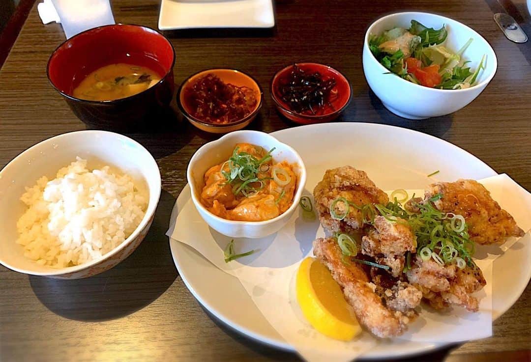 池田真一のインスタグラム：「みんな明日もこっちこっち〜のからあげランチやってるよー！ もちろんお酒も飲めるよー！ 12時〜14時半までー！ よろしくねー！」