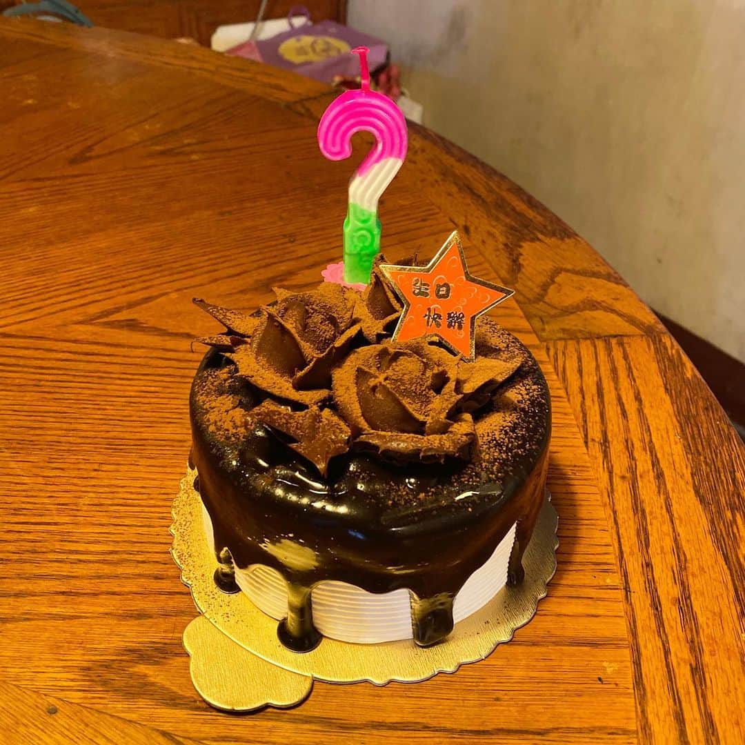 シュアン（施鈺萱）さんのインスタグラム写真 - (シュアン（施鈺萱）Instagram)「・ 祝我生日快樂🎂 大年初一生日🥰❤️ 謝謝我爸買生日蛋糕給我💜 我媽我阿嬤也會比愛心了，以此紀念🤣 工作時大家也幫我提前慶生了，還給我貴重的禮物🎁太感謝了😭 幸福鼠了🐹😭 ・ #跟櫻井翔同一天生日  #櫻井翔生誕祭 #20200125  #這裡有櫻井翔的粉絲嗎 ・ ———————— ・ お誕生日おめでとう to me🎂 旧正月の1月1日誕生日です。 パパが誕生日ケーキを買ってくれた💓 ありがとう💓 ママとおばあちゃんがハートしてるw ・ 仕事関係の方も事前にサプライズお祝いしてくれて、感謝です。 貴重なプレゼント頂いて、、 幸せすぎます🐹🐹 ・ ・ #誕生日 #シュアン生誕祭 #施鈺萱 #施鈺萱生誕祭  #施鈺萱生誕祭2020 #家族 #家族写真  #旧正月」1月26日 0時19分 - ts_hsuan