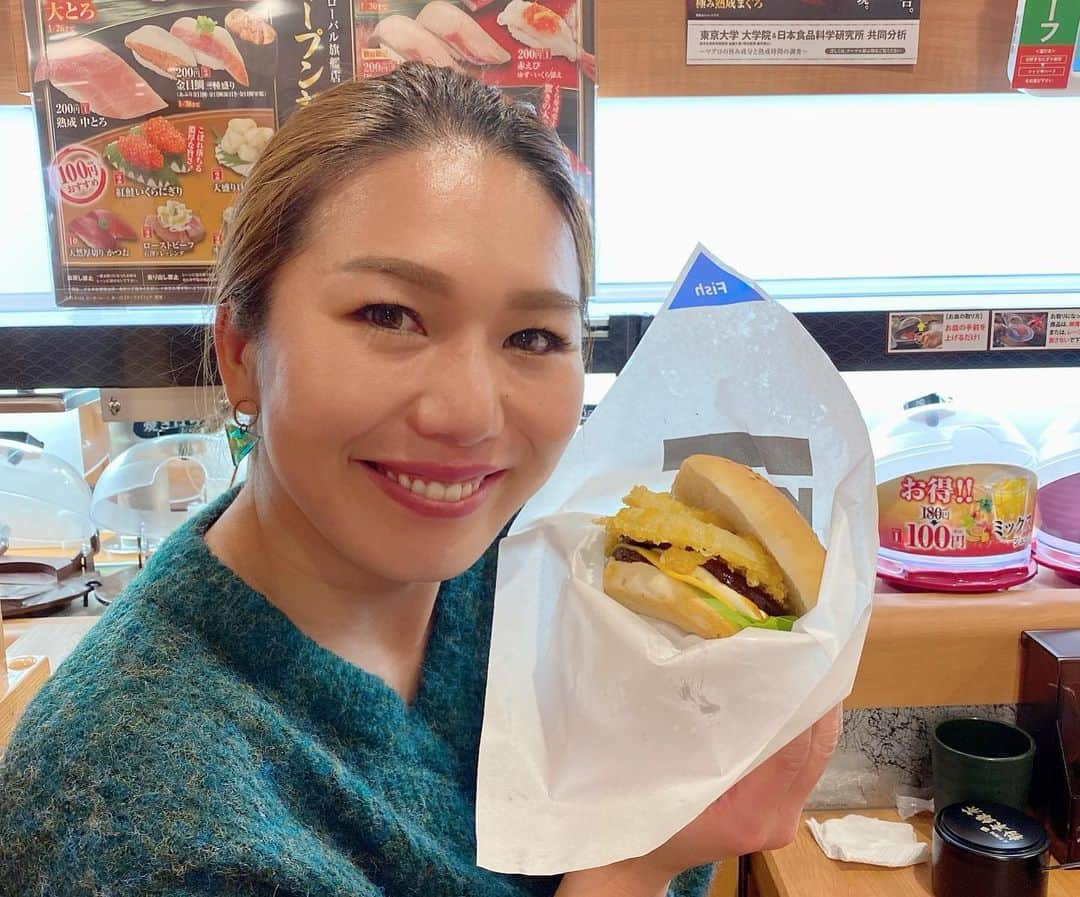 宮川紗麻亜さんのインスタグラム写真 - (宮川紗麻亜Instagram)「🌻 昨日の夜は、ミックスバレー世界大会に向けて合宿をしている在日コリアンチームの所へ🏐 そう！イツメンSの仲間である、ファンさんの仲間達のチーム。 年齢層も幅広く、世代を超えてバレーボールが出来るって凄い事だね✨ みんな頑張れ〜٩( ᐛ )و  本番は3月5日〜8日で、会場が千葉県立館山運動公園体育館。 ただ今、クラウドファンディングも行っていて1/29までとなっておりますので、気になる方は @sugyon1002 のInstagramを見てみて下さいね！！ 皆々様、ファンさんの応援を宜しくお願い致します🤗 #ミックスバレー世界大会 #volleyball #バレーボール #在日コリアンチーム #バレーボールの輪 #繋がり #beachvolleyball #ビーチバレー #黄秀京 #イツメンS #summermiyagawa #宮川紗麻亜　 回転寿司で、ハンバーガーをデザートに食べる女🍔　笑笑笑」1月26日 0時21分 - sunflower__summer