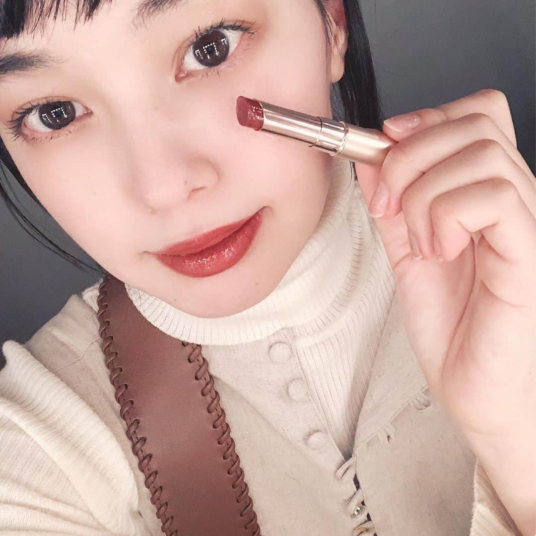 青柳文子さんのインスタグラム写真 - (青柳文子Instagram)「@opera_cosmetics のバレンタインイベントへ💄⁣ ⁣ もう何本も使ってるシアーリップカラーの限定色104番のカカオキスっていう色が本当にカカオ感🍫なんて可愛い色なんだ。。⁣ ⁣ 本当にチョコレートみたいな色で、しきりにチョコレートの香りがするのかと思って嗅いでしまった。。甘い香り漂うお花たくさんの可愛い空間で癒されました😊🍫 ⁣ ⁣ もうすぐバレンタインかー☺️⁣ ⁣ #オペラリップティント⁣ #operacosmetics⁣ #くちびる苦くて甘い⁣ #PR」1月26日 0時21分 - aoyagifumiko