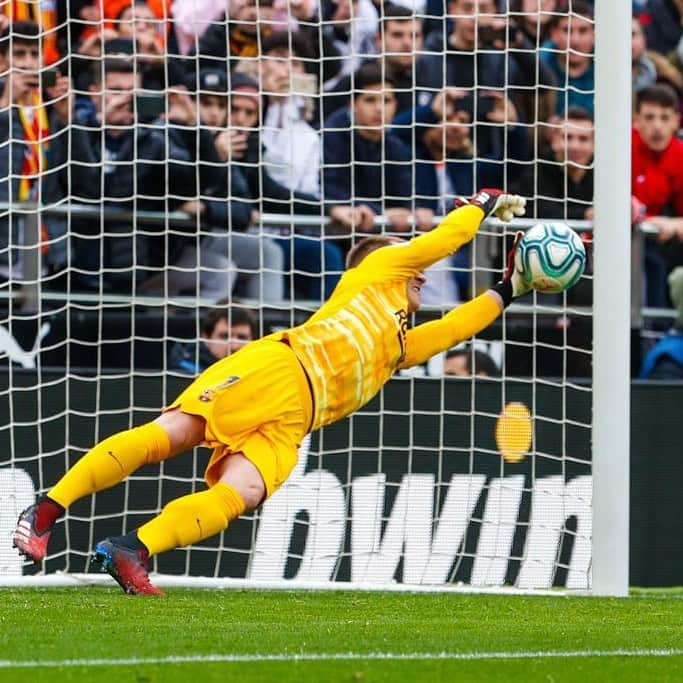 FCバルセロナさんのインスタグラム写真 - (FCバルセロナInstagram)「✋What a SAVE! ⛔️ @mterstegen1」1月26日 0時24分 - fcbarcelona