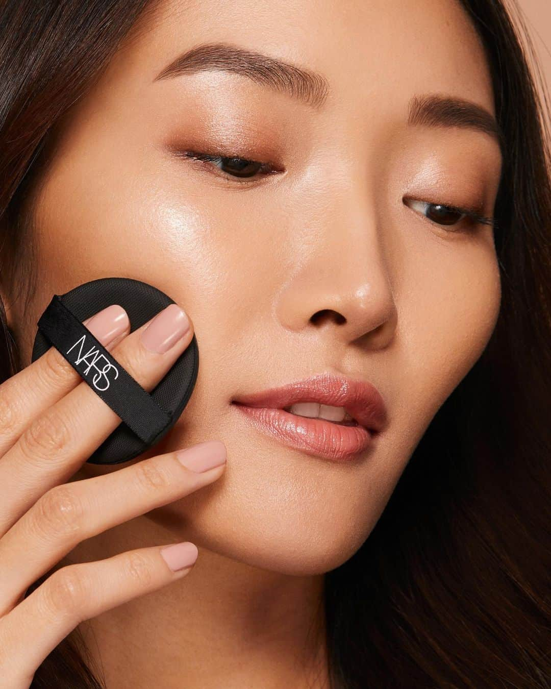 NARSさんのインスタグラム写真 - (NARSInstagram)「Perfect and protect skin on the go with Aqua Glow Cushion Foundation SPF23/PA++. With buildable, glow-boosting coverage, its unique water-enriched texture infuses skin with all-day breathable hydration and a refreshing sensation, while SPF 23 and NARS’ Triple-Force Anti-Pollution Complex help shield skin against urban pollution, smog, and the aging effects of UV rays. Fresh. Natural. Good to glow.」1月26日 0時25分 - narsissist