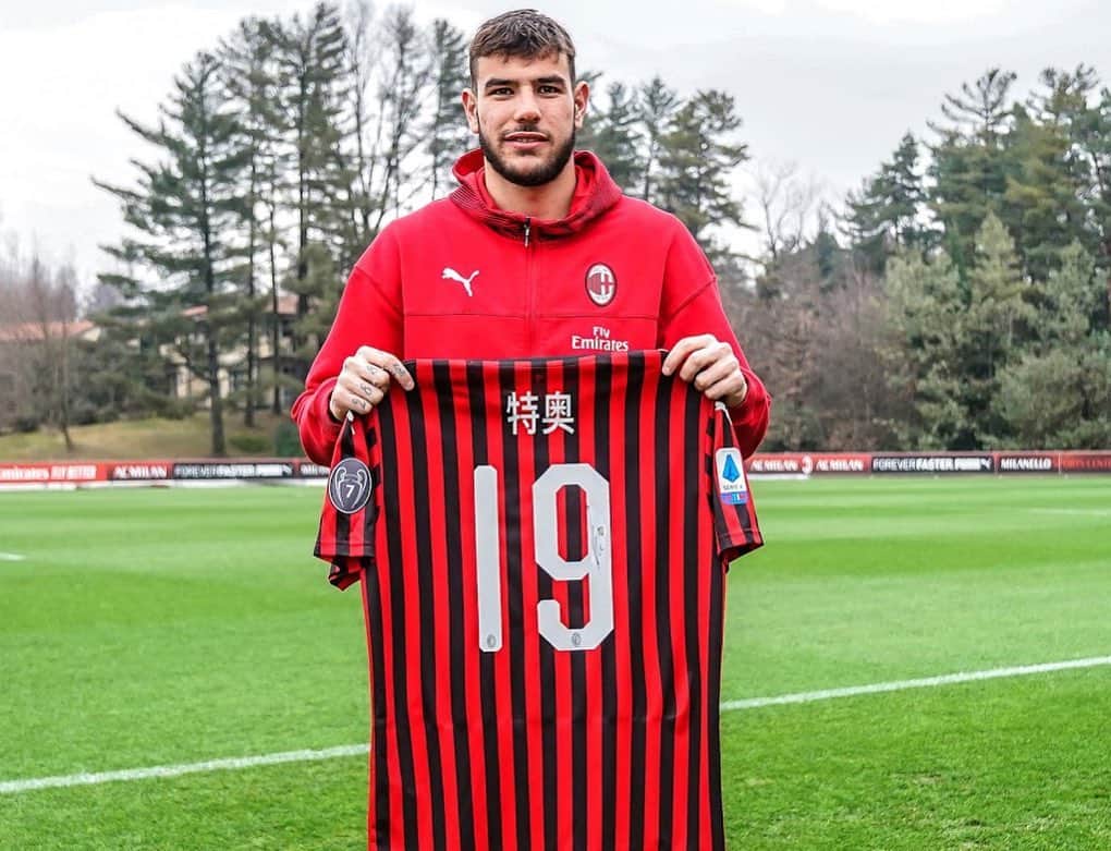 ACミランさんのインスタグラム写真 - (ACミランInstagram)「🧧 Wishing a Happy New Year to all our Chinese Rossoneri fans 🔴⚫ 新年快乐 🇨🇳🐭 These exclusive jerseys will soon be available in our special charity auctions to support #FondazioneMilan and its projects」1月26日 0時28分 - acmilan