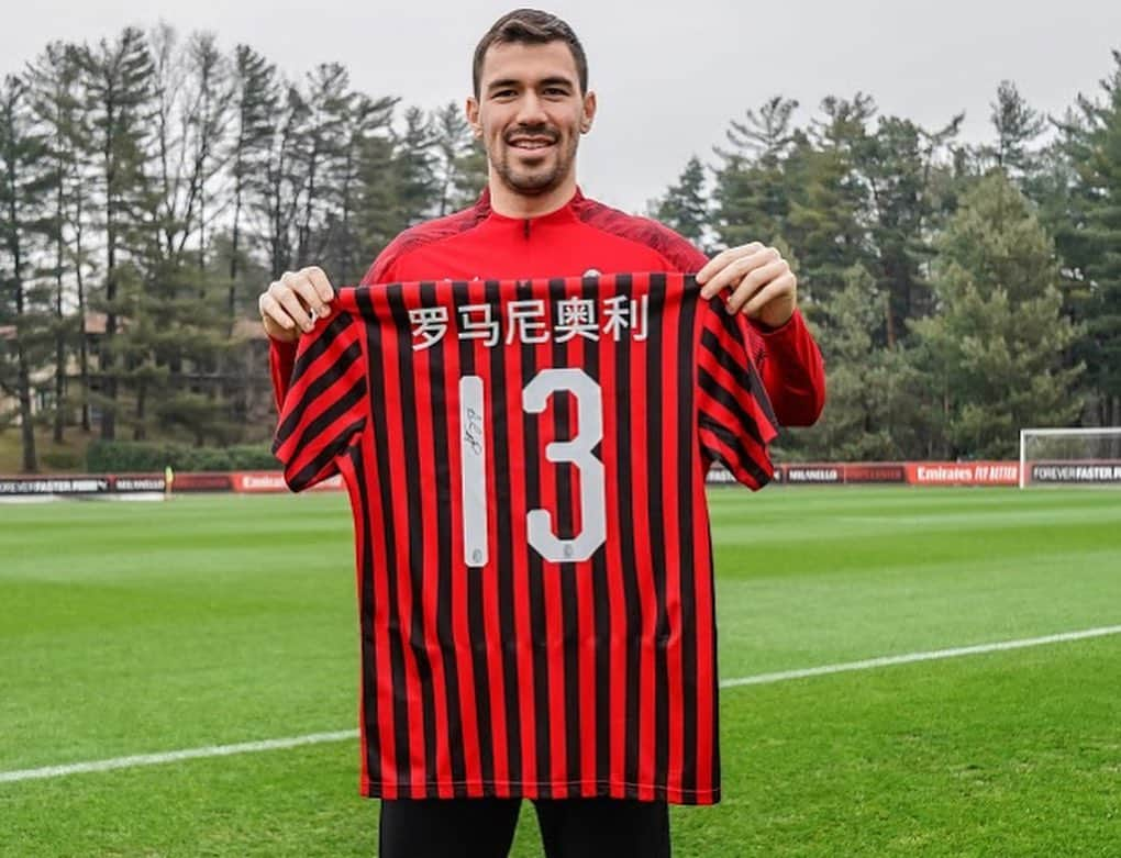 ACミランさんのインスタグラム写真 - (ACミランInstagram)「🧧 Wishing a Happy New Year to all our Chinese Rossoneri fans 🔴⚫ 新年快乐 🇨🇳🐭 These exclusive jerseys will soon be available in our special charity auctions to support #FondazioneMilan and its projects」1月26日 0時28分 - acmilan