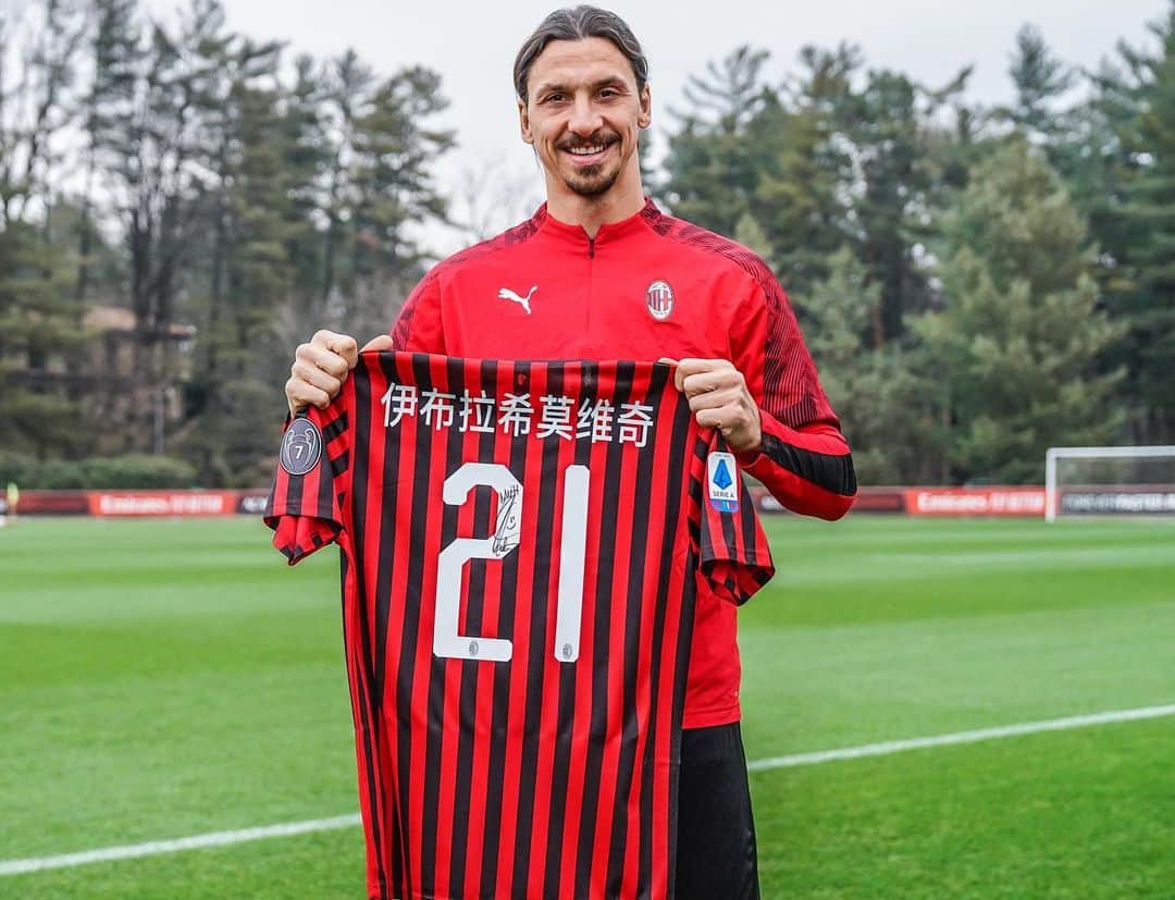 ACミランさんのインスタグラム写真 - (ACミランInstagram)「🧧 Wishing a Happy New Year to all our Chinese Rossoneri fans 🔴⚫ 新年快乐 🇨🇳🐭 These exclusive jerseys will soon be available in our special charity auctions to support #FondazioneMilan and its projects」1月26日 0時28分 - acmilan