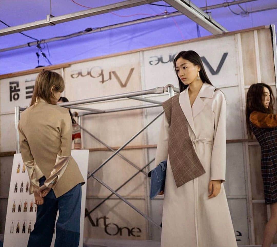 LIECOLLECTIONさんのインスタグラム写真 - (LIECOLLECTIONInstagram)「Did you hear? The LIE Sample Sale is happening now! Shop styles in-store up to 75% off! Located at our Flagship in NYC. - - - - #liecollection #SALE #shopping #ruched #neutrals #backstage #photoshoot  #nyc  #metallic #looks  #라이컬렉션」1月26日 0時49分 - liecollection_