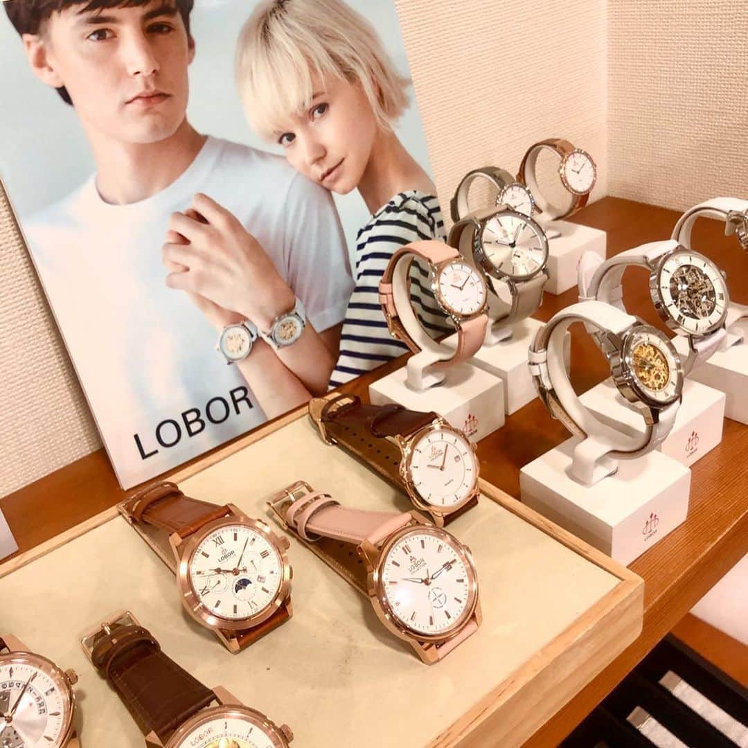 桐山マキさんのインスタグラム写真 - (桐山マキInstagram)「. . . Exhibition @loborjapan ❤︎ . . . 私も持ってる腕時計❤︎ 展示会にお邪魔しましたん  親子二代でされてる 日本のブランドですょ！  日本のブランドって 洋服も腕時計も 好きです❤︎ . . .  こちらのクーポンで 10%OFFで ご購入頂けます！ 良かったら是非 ご活用下さい☺︎ makik1106 . . .  最近よく感じますが 日本の製品は 細部に神経が通っていて 素晴らしい！ とつくづく思います。  今回のテーマは  ざ　ワインと腕時計🍷  #lobor #watch  #japan #designer  #japanesebland  #exhibition  #fashion #love #腕時計 #ロバー #腕時計 #日本のブランド #展示会 #お邪魔しました #白ワイン好き #ワインと腕時計 #そんなシュチュエーション #演出してくれますねん #手が男みたい #先日姉の手をみたら同じだった #遺伝子ありがとう #そんな手にも良く魅せてくれます #❤︎ #⌚︎」1月26日 0時52分 - maki_kiriyama