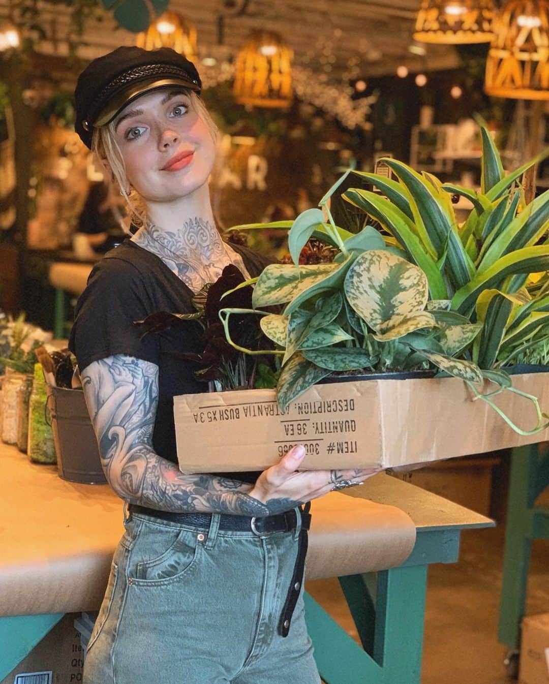 サラ・Xのインスタグラム：「Don’t mind me just being a #plantmom - still sad about leaving all our babies in LA when we moved but picked out some new ones at @plantbarvb this morning ✨ do you have a green thumb, or are you a plant killer? #virginiabeach #hamptonroads #plantmomma」