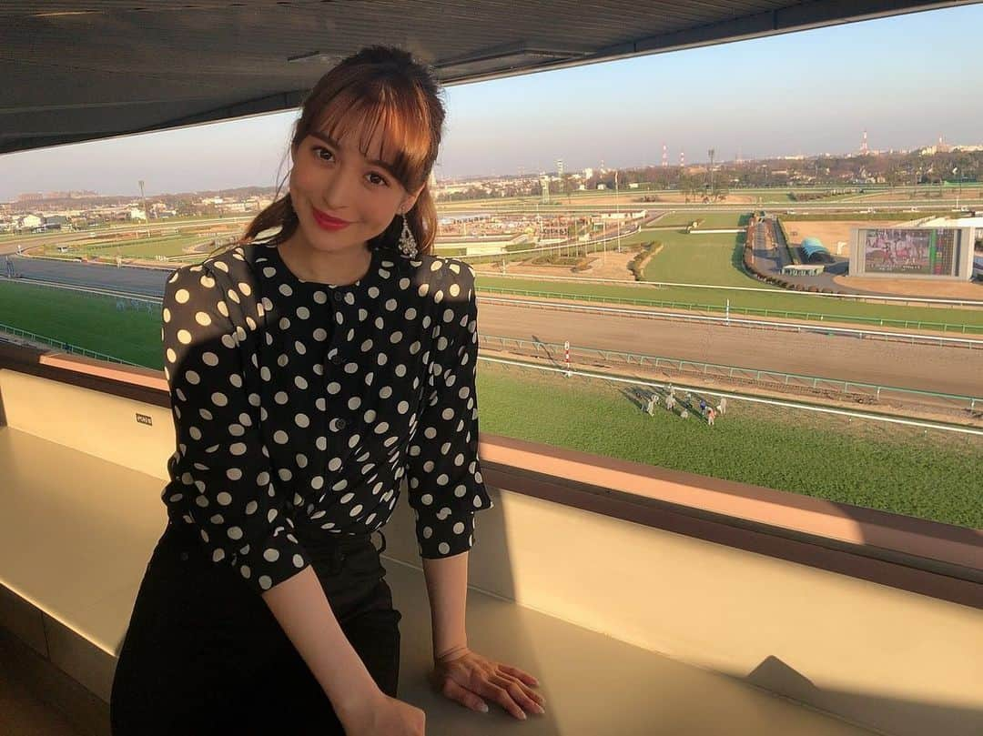 野崎萌香さんのインスタグラム写真 - (野崎萌香Instagram)「馬好王国きょう 深夜1時15分からの 放送です🏇✨ . . .  今夜は 「中山競馬場オススメ探索ツアー後編」を お届けします👀 . . . ビギナーズセミナーで 馬券の買い方を学びいざレース観戦へ🚩 . . . 突然の抜き打ちテストで 緊張の余り、頭が真っ白で 珍回答連発してしまっているのですが、 皆さんお手柔らかに 優しい気持ちで観て頂けたら🥺❣️ . . .  さらにＤＡＩＧＯさんが夢の帯封を 目指し大勝負に！  是非ご覧になって下さい😍😍😍」1月26日 1時02分 - moeka_nozaki