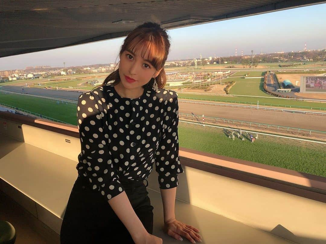 野崎萌香さんのインスタグラム写真 - (野崎萌香Instagram)「馬好王国きょう 深夜1時15分からの 放送です🏇✨ . . .  今夜は 「中山競馬場オススメ探索ツアー後編」を お届けします👀 . . . ビギナーズセミナーで 馬券の買い方を学びいざレース観戦へ🚩 . . . 突然の抜き打ちテストで 緊張の余り、頭が真っ白で 珍回答連発してしまっているのですが、 皆さんお手柔らかに 優しい気持ちで観て頂けたら🥺❣️ . . .  さらにＤＡＩＧＯさんが夢の帯封を 目指し大勝負に！  是非ご覧になって下さい😍😍😍」1月26日 1時02分 - moeka_nozaki