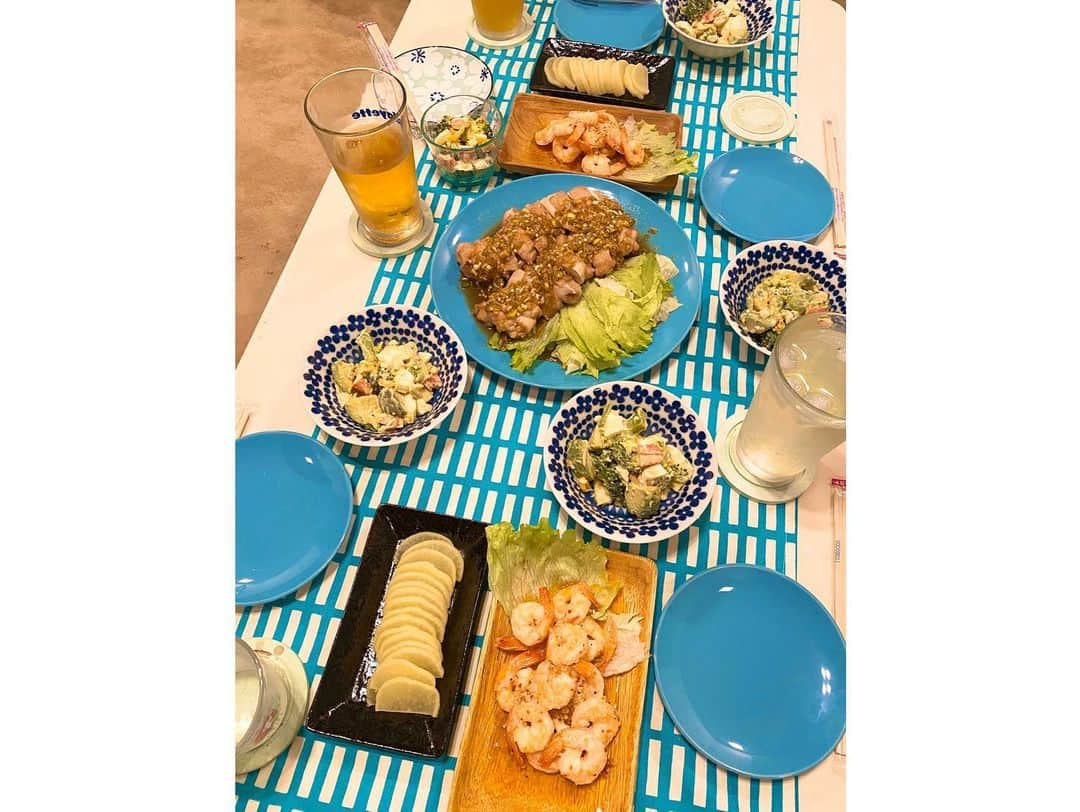 宮川杏奈さんのインスタグラム写真 - (宮川杏奈Instagram)「今日は両親が我が家に来てくれて Housepartyになりました🎉 . とても幸せな環境に感謝して これからも『違い』を分かち合いながら やってこうねって話し🤭💕 . 5年前の今日の話とかして パパとママが帰った後も長々と飲んでました🍷💕 うん。1月25日。。。 そしてやっぱり1月25日なのです！www . 旦那氏がりょんで良かったよ💪🏽 今のところな！笑 いやいや心から感謝しています🍀 これからも自分に希望を持って突き進みますから お互い頑張りましょ💍 . 素敵なプレゼントもありがとう🤲🏽 おやすみなさい⭐ . #結婚記念日 #結婚2周年 #tiffany  #tiffanyandco  #tiffanyblue  #ティファニー  #ティファニーブルー  #ティファニー婚 #ハワイ挙式  #hawaiiwedding  #おうちごはん #ホームパーティー #homecooking  #homeparty  #houseparty  #家族 #family  #記念日ごはん」1月26日 1時06分 - an1221na