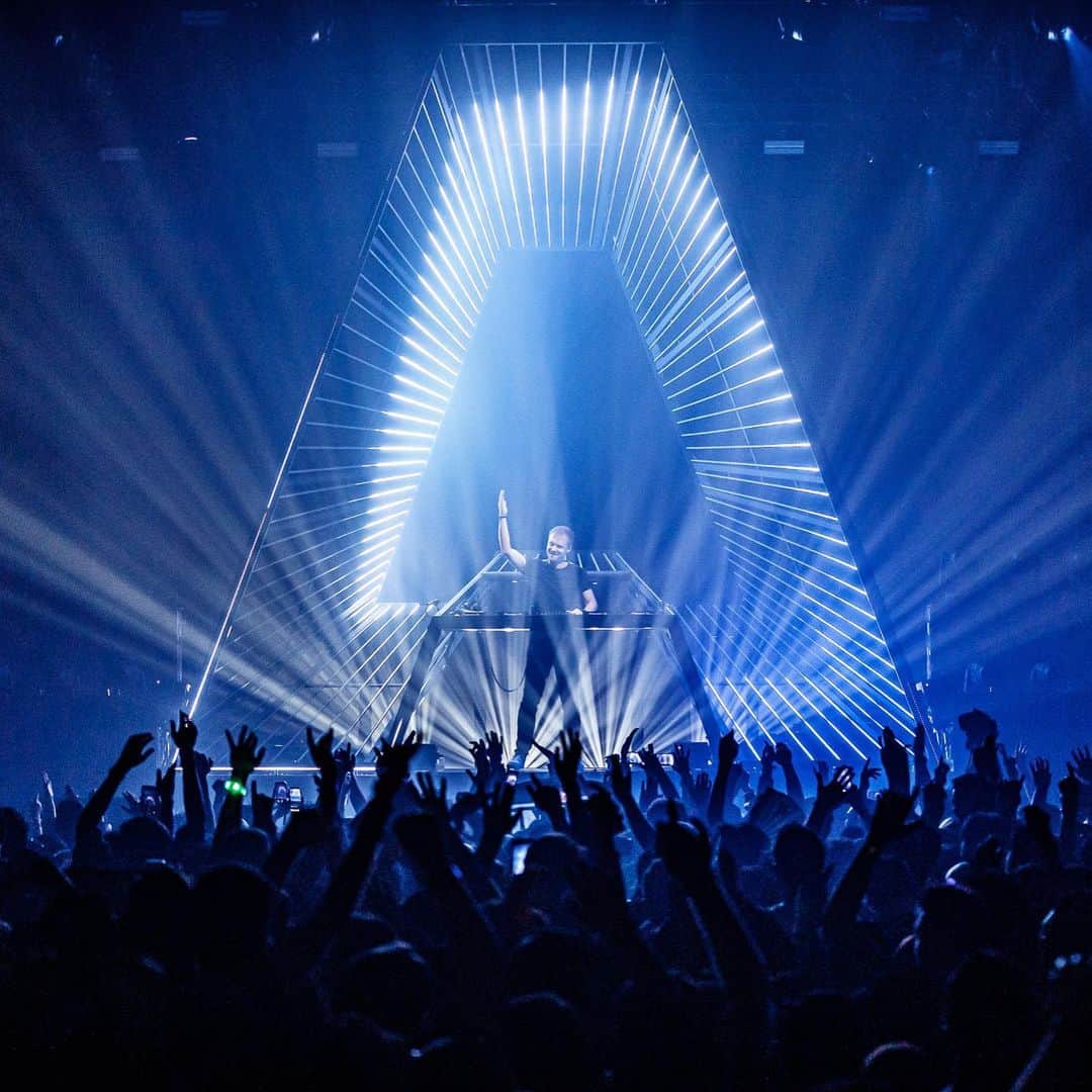 Armin Van Buurenさんのインスタグラム写真 - (Armin Van BuurenInstagram)「New York I had a blast!! 🙏🏻◼️◻️🕊 #arminxbalance #ustour #newyork」1月26日 1時25分 - arminvanbuuren