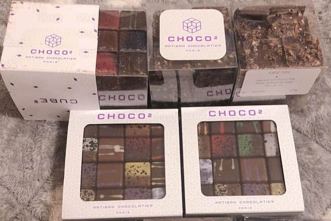 矢部あやさんのインスタグラム写真 - (矢部あやInstagram)「2019年のサロンデュショコラに初出店していたChoco au carré。 キューブ型のチョコレートがとても可愛くて一目惚れ。 すごくシンプルなお店の作りでちょっとびっくりしました。 ・ #chocoaucarré #paris #chocolate  #ショコオキャレ #フランス旅行」1月26日 1時30分 - yabe0622
