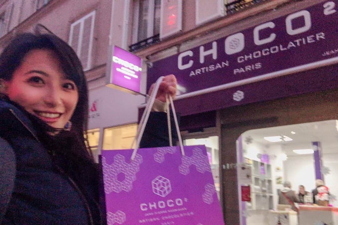 矢部あやのインスタグラム：「2019年のサロンデュショコラに初出店していたChoco au carré。 キューブ型のチョコレートがとても可愛くて一目惚れ。 すごくシンプルなお店の作りでちょっとびっくりしました。 ・ #chocoaucarré #paris #chocolate  #ショコオキャレ #フランス旅行」
