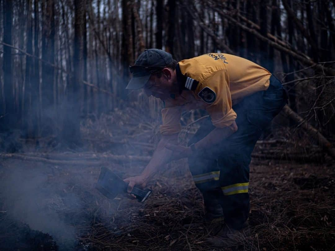 ナショナルジオグラフィックさんのインスタグラム写真 - (ナショナルジオグラフィックInstagram)「Photo by Michaela Skovranova @mishkusk | Lake Cathie Rural Fire Brigade Captain Chris Brown measures temperatures just below the surface—it reads 642 degrees Celsius. The fire had swept through weeks earlier but continues to burn underground, through the root systems of the trees, creating new bushfires in already burned areas.  During this project, we learned that the New South Wales Rural Fire Service members @nswrfs are allocated one shirt and a pair of pants. Senior positions get two. They also often purchase their own safety gear like goggles and masks. Their loved ones set up washing stations and work around-the-clock to help them ready for dispatch again, and they rely on the support system of the local community. #Australia  #bushfire #nswrfs #australianbushfires #bushfireemergency」1月25日 16時39分 - natgeo