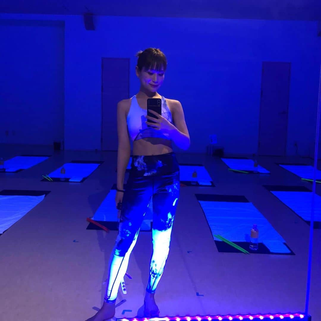 都築青空さんのインスタグラム写真 - (都築青空Instagram)「銀座にある『ロイブプラス銀座』で “BEAT DRUM DIET3.0体験”してきました🏃‍♀️ @hotyoga_loive . . ブラックライトに照らされた暗闇の中で 大音量の音楽に合わせてドラムスティックを叩く LA発の新感覚エクササイズ🥁 . . 温度 32度・湿度50%の スタジオで行うエクササイズで 終わった頃には滝汗💦笑 ボディシェイプだけじゃなくて、 すんごくストレス発散になった❣️ . . スタジオもお洒落で、 トレーナーさんもカッコ良くって テンション上がるよね💪✨ . . #ロイブ#ホットヨガロイブ #loive #beatdrumdiet#ビートドラムダイエット #ダイエット #ヨガ#diet #yoga #エクササイズ ﻿#Tokyo #Ginza #東京 #銀座 #东京 #โตเกียว  #ヨガ好き  #スポーツ女子 #ヨガジョ ﻿#ヨガのある暮らし ﻿﻿#キレイになりたい #インナービューティー #浮腫み #むくみ改善」1月25日 16時45分 - aozora723