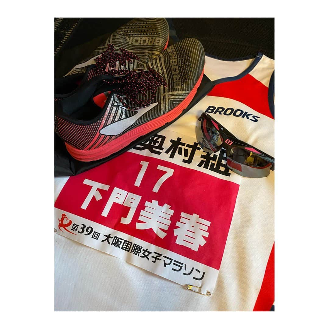 下門美春さんのインスタグラム写真 - (下門美春Instagram)「明日は大阪国際女子マラソンです🏃‍♀️✨！！！ いやー。まぁ本当。 大阪国際女子マラソンとのことを話すと長くて長くて。。 少しお付き合いください🙇‍♀️笑 2年前、ニトリ所属の時に右足首甲を怪我して走れず、 去年、1週間前に肉離れでザックリ(3枚目参照、白い線のところ)で走れず、 調子良かっただけに2日間泣き続け、 今年、都道府県クソほど走れなかったことに＋17日ごろから胃腸炎で体内の内容物も飲んだ水すらも全て排出する事件が起こり、先週金曜日、今週月曜日のポイントを3kmぐらいでやめたりして、、 もう、大阪は諦めるしかない。という決断をしなければいけなかったのですが2回目で行った病院から回復回復、大回復で水曜日。 いい状態に持ってこれたので出場します🏃‍♀️✨ もう、先週の今頃は死んでた。笑 疲れてたのかな。。 1週間休んだら(jogはしてたけど)軽くなった☺️笑笑 ←他意を含む💩 ちなみに3日間、セブンの蒸しパンとOS-1とほっとれもんには非常にお世話になりましたので、皆さんも回復食にはぜひ笑笑  でも人間って本当、踏ん張って出す💩ということが出来ることをもっと幸せに感じた方がいい。。(悟りを開いた。) という感じで超回復して＋もう早く走りたい欲爆発でスタートライン立つので応援よろしくお願いします📣✨！ 走りたい欲はあるけど結果につながるかは分からないので温かい目で応援してください。笑笑 最後のひと枠とかいろいろあるけど私は私らしく、今できる走りを最大限に。 久しぶりに走ってて楽しいと感じてるんで💡多分5.6年に1度くらいのやつ。笑  いつも応援してくださる皆さんに感謝、サポートしてくださる皆さんに感謝、毎年出る出る詐欺にはっちゃったけれど3年間呼び続けてくれた大阪国際女子マラソン大会さまに感謝。 追い込むことを楽しんで行ってきます！🏃‍♀️🏃‍♀️🏃‍♀️ #japan #marathon #runner #マラソン #マラソン女子 #ランニング #ランニング女子 #brooks #スペシャルボトルをさらにスペシャルに #大阪国際女子マラソン」1月25日 16時46分 - 38shimo